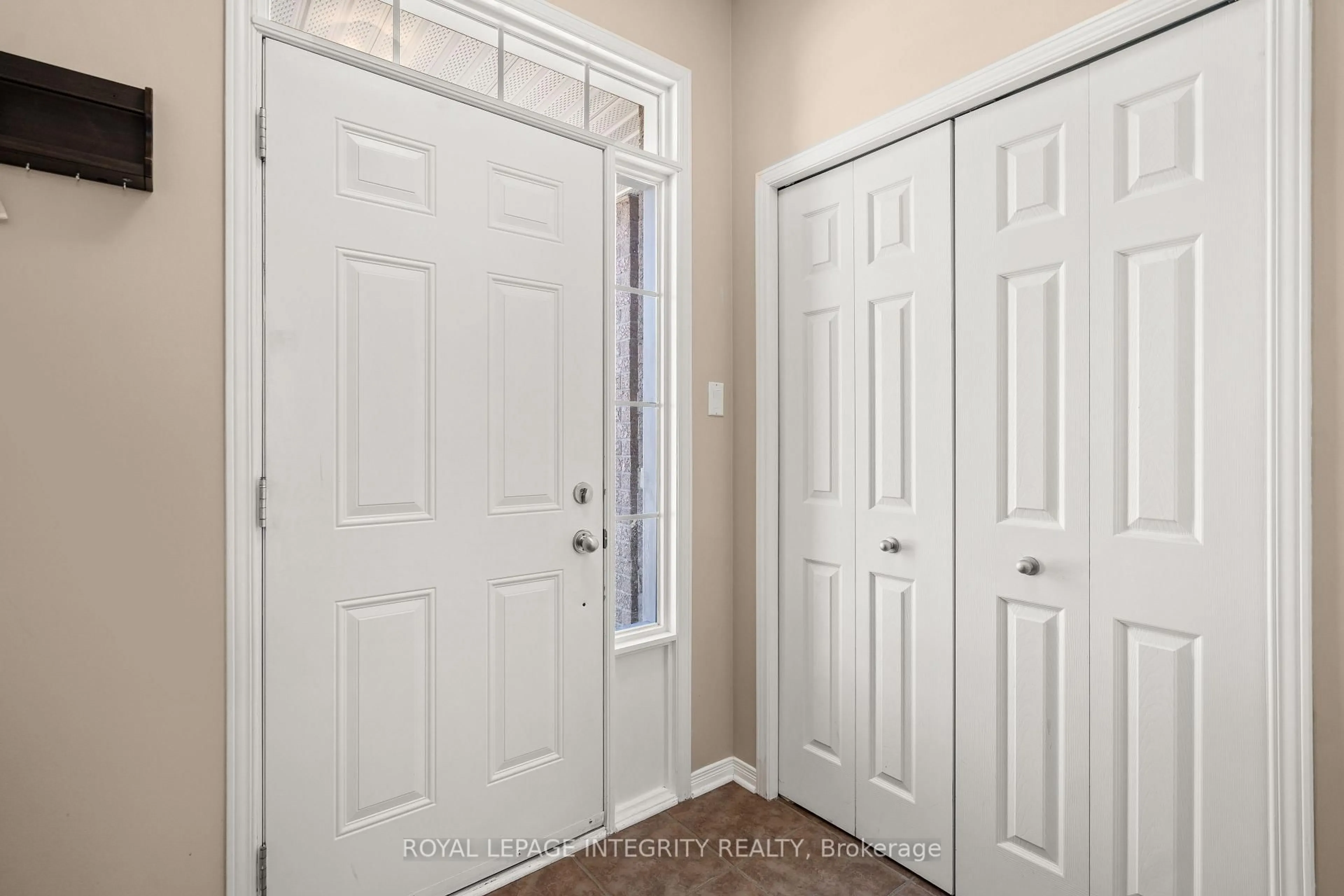 Indoor entryway for 722 Nakina Way, Ottawa Ontario K1V 2H9