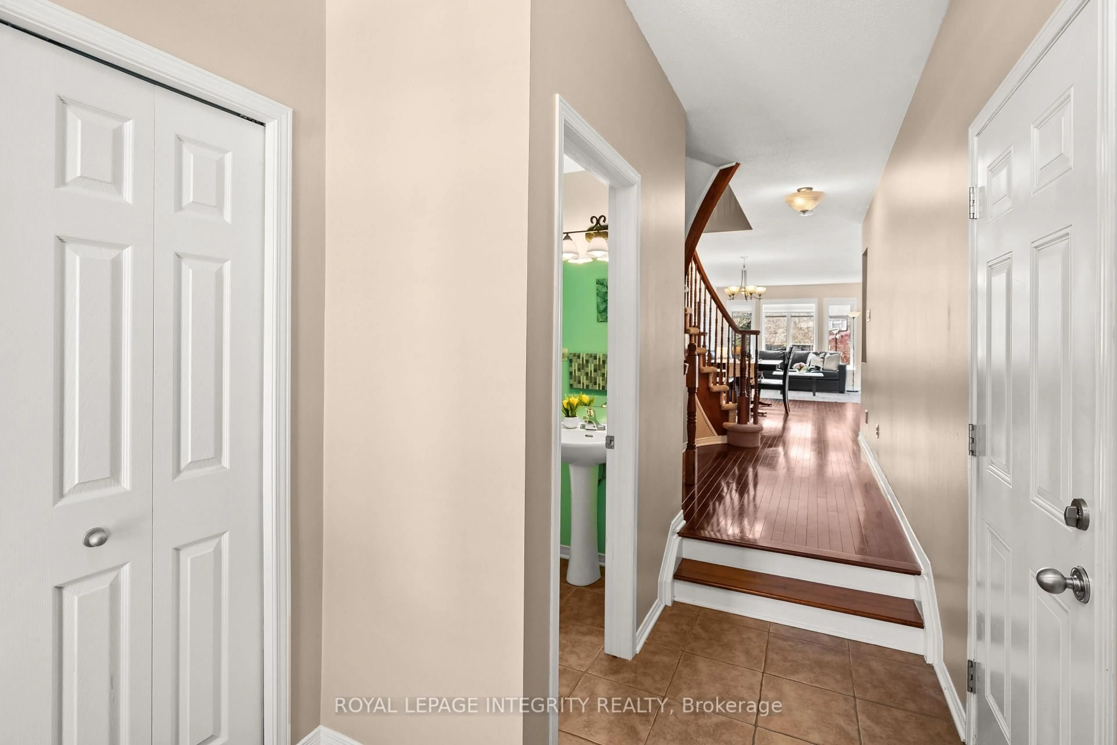 Indoor entryway for 722 Nakina Way, Ottawa Ontario K1V 2H9