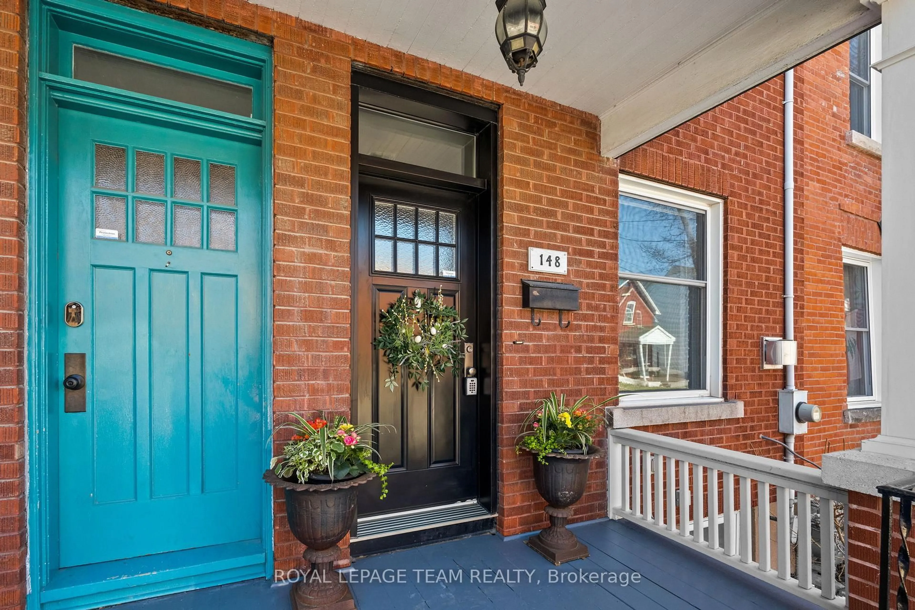 Indoor entryway for 148 Bruyere St, Ottawa Ontario K1N 5E1