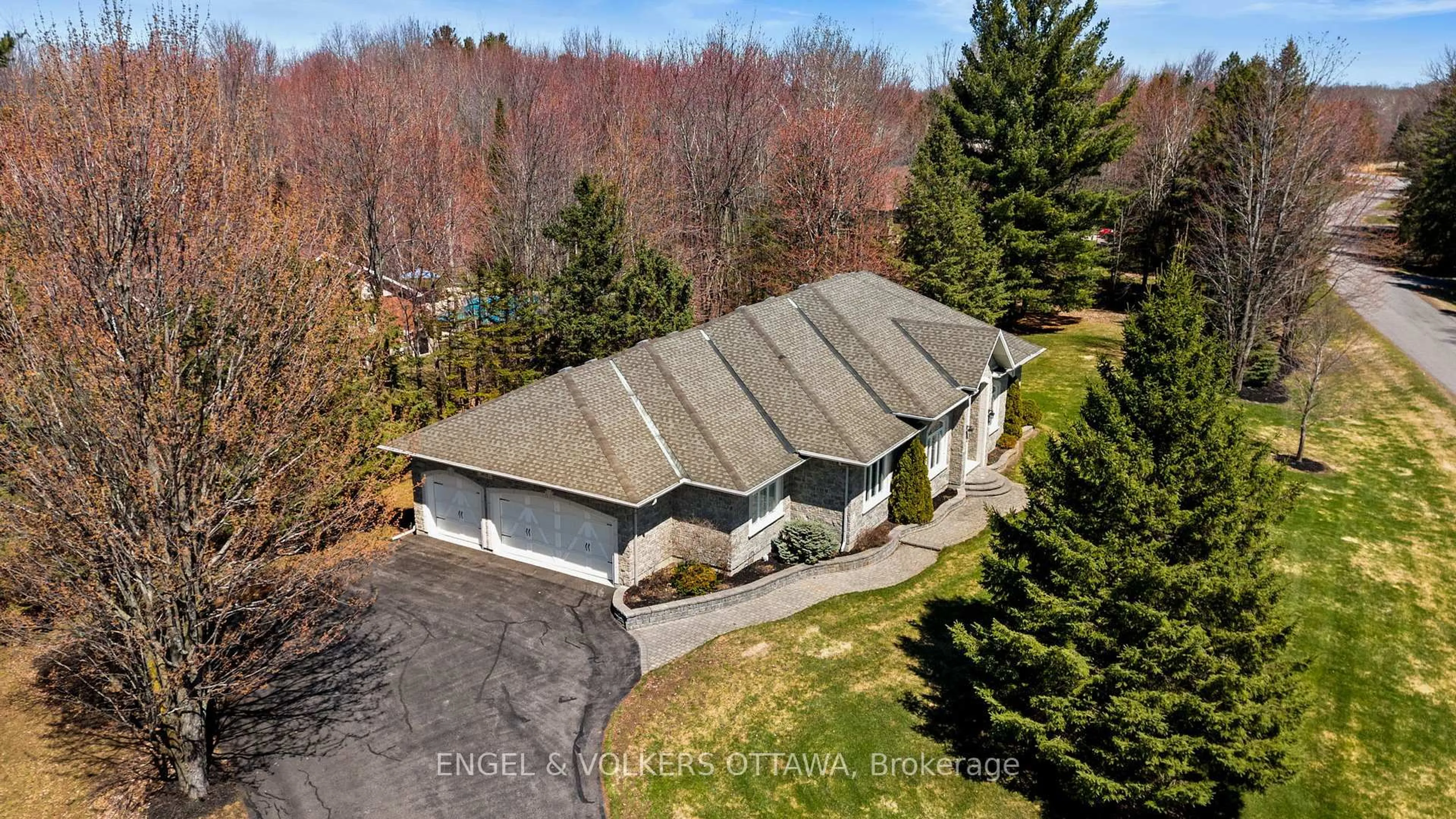 A pic from outside/outdoor area/front of a property/back of a property/a pic from drone, unknown for 6370 Emerald Links Dr, Ottawa Ontario K4P 1M4