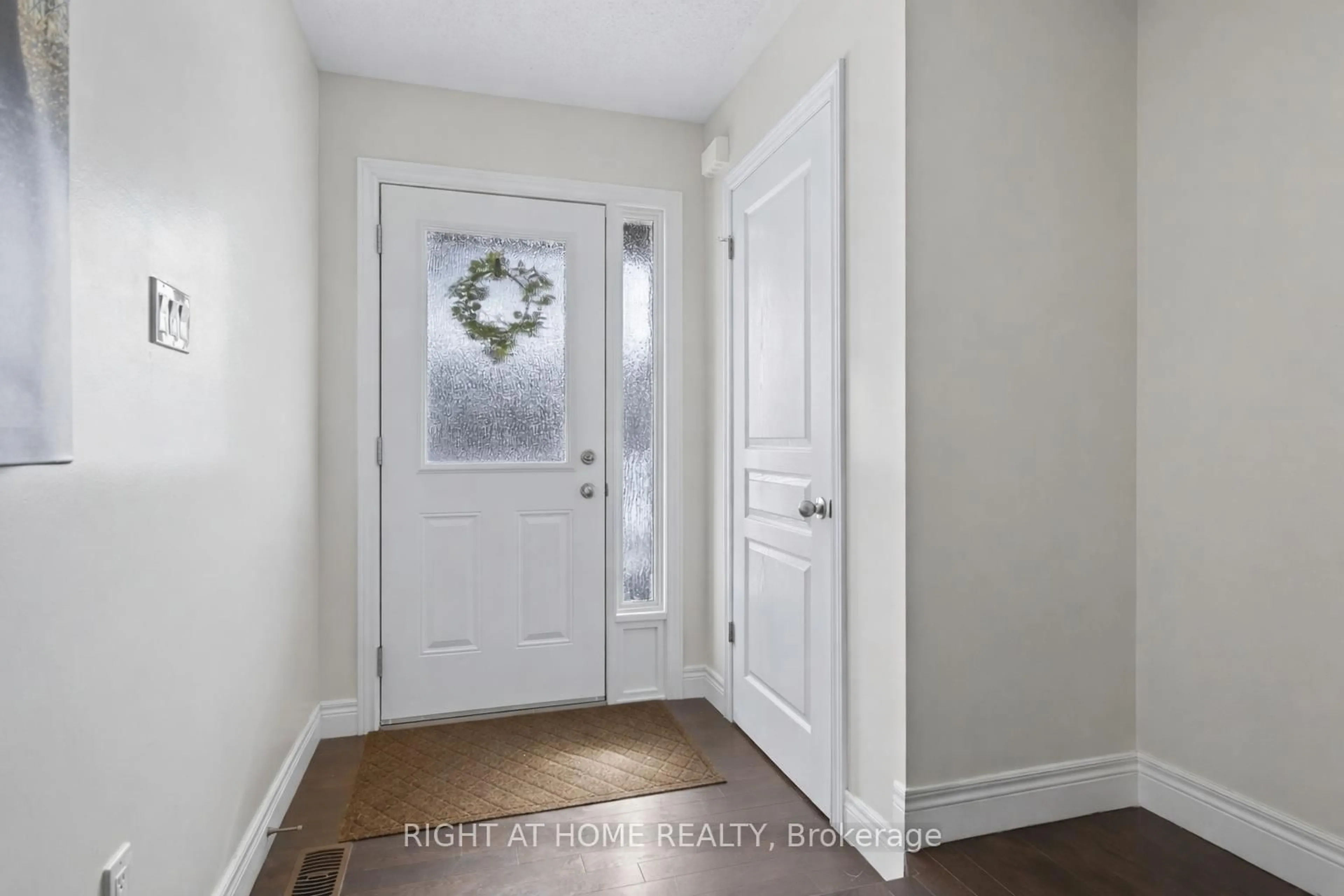 Indoor entryway for 102 Fieldstream Chse, Bracebridge Ontario P1L 0A7