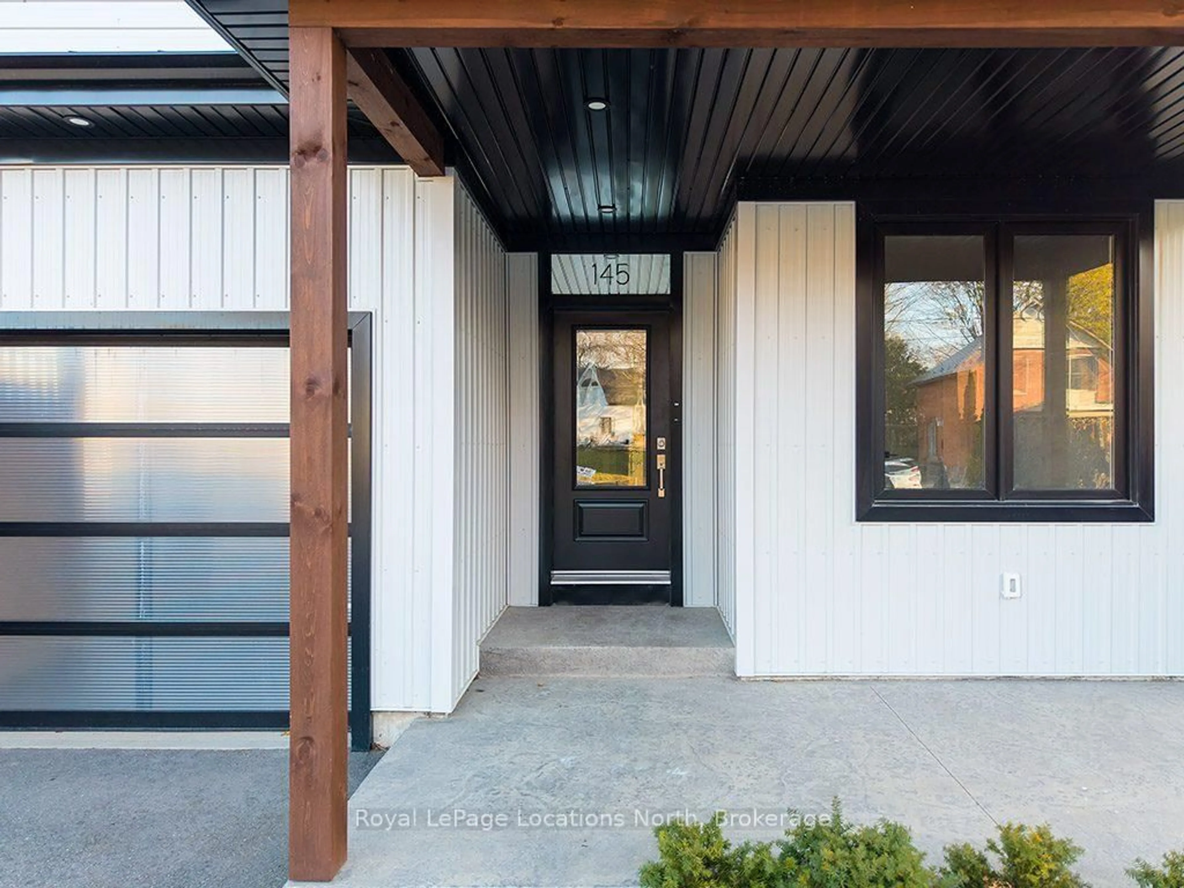 Indoor entryway for 145 Boucher St, Meaford Ontario N4L 1B7