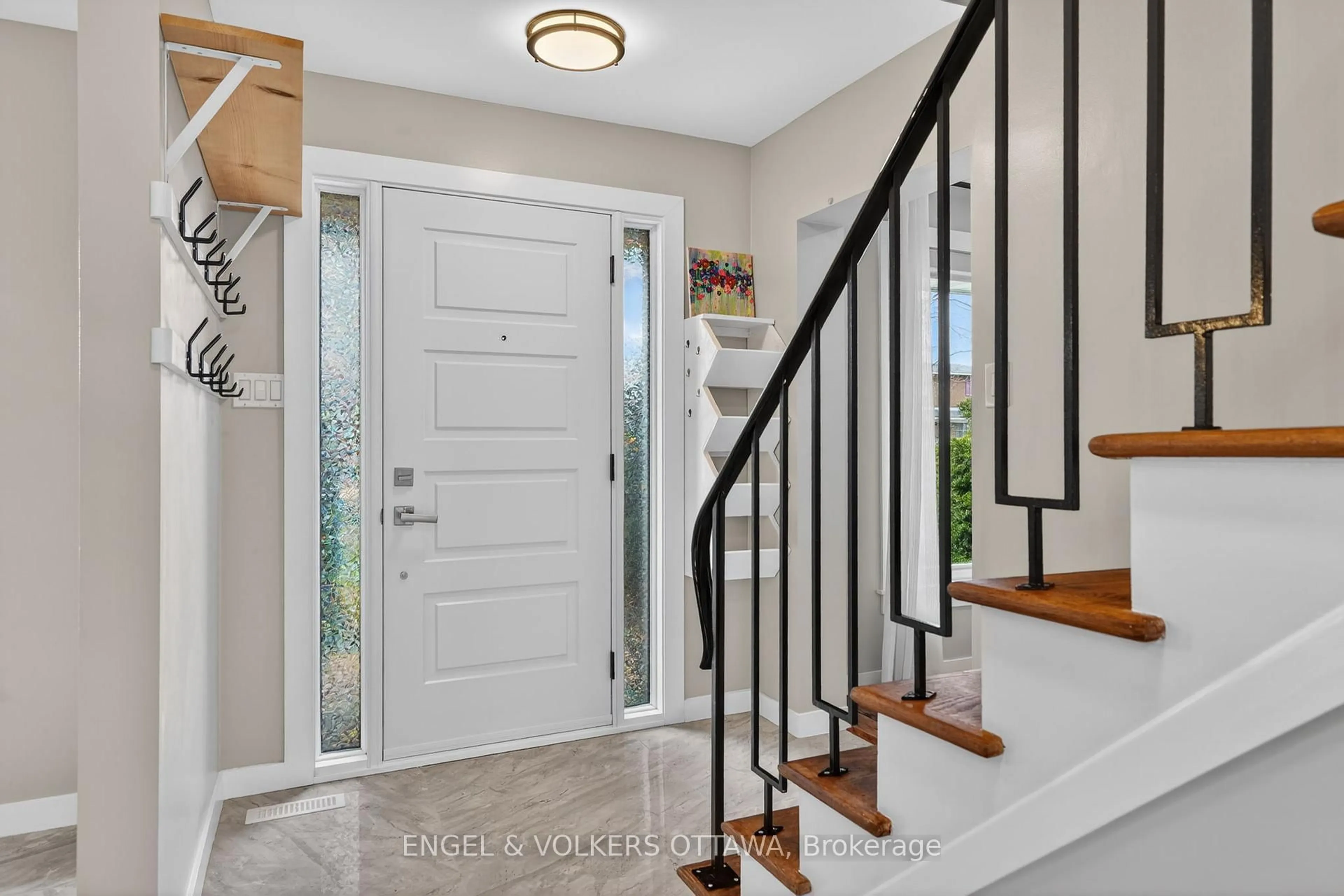 Indoor entryway for 1358 Viking Dr, Ottawa Ontario K1V 7J7