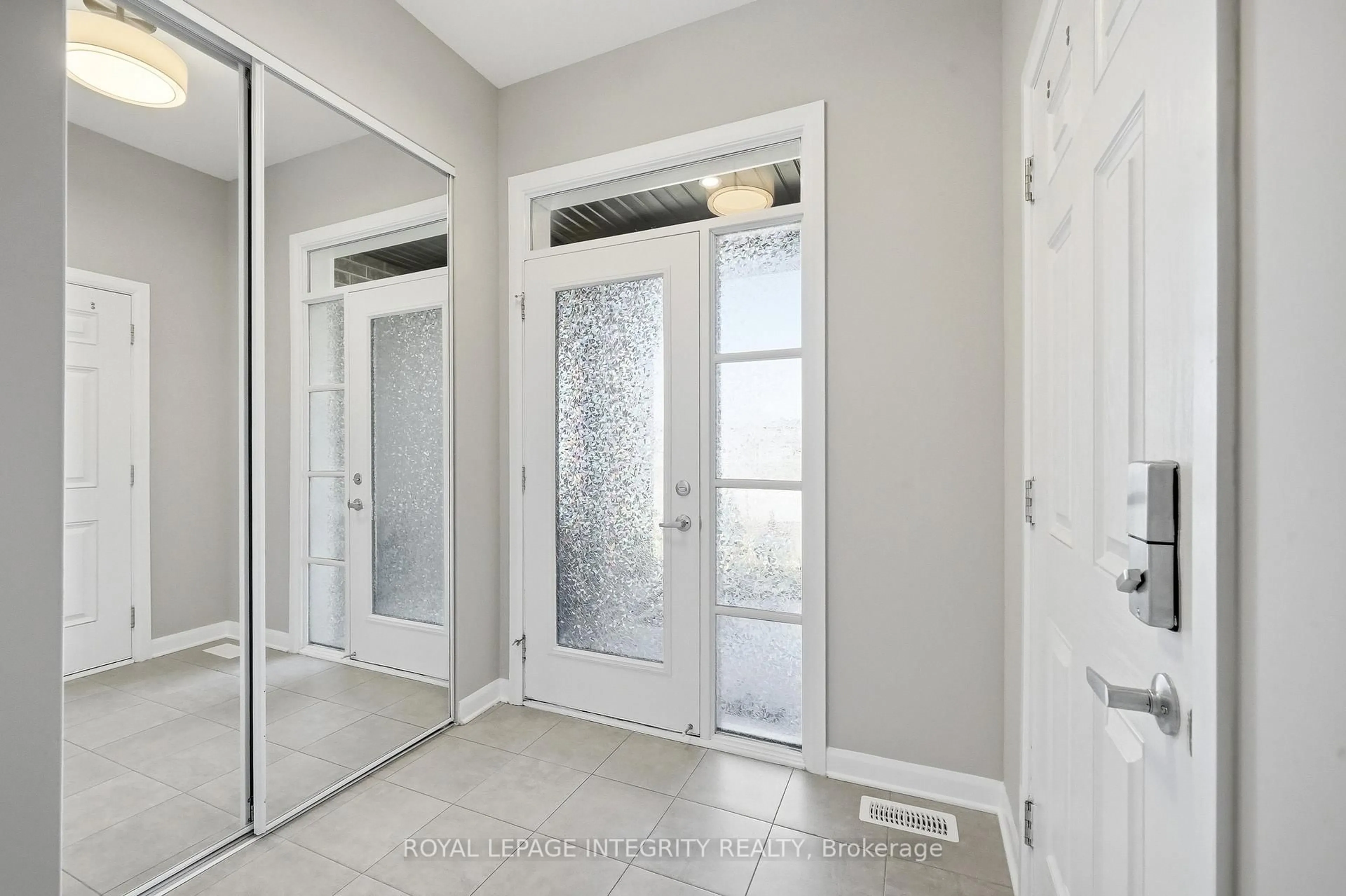 Indoor entryway for 145 Gardenpost Terr, Ottawa Ontario K4A 5G9