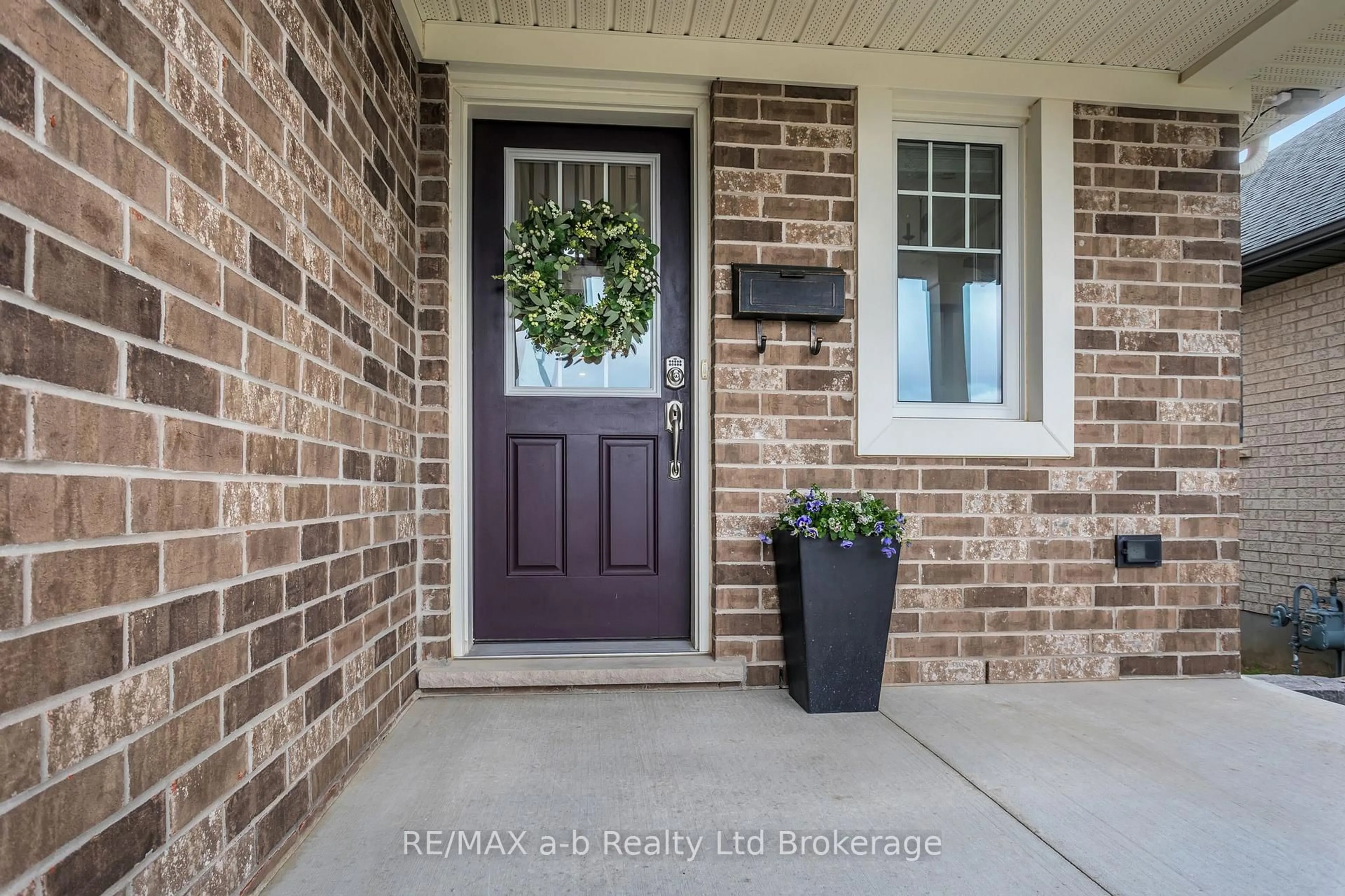 Indoor entryway for 16 Nancy Crt, Tillsonburg Ontario N4G 4G8