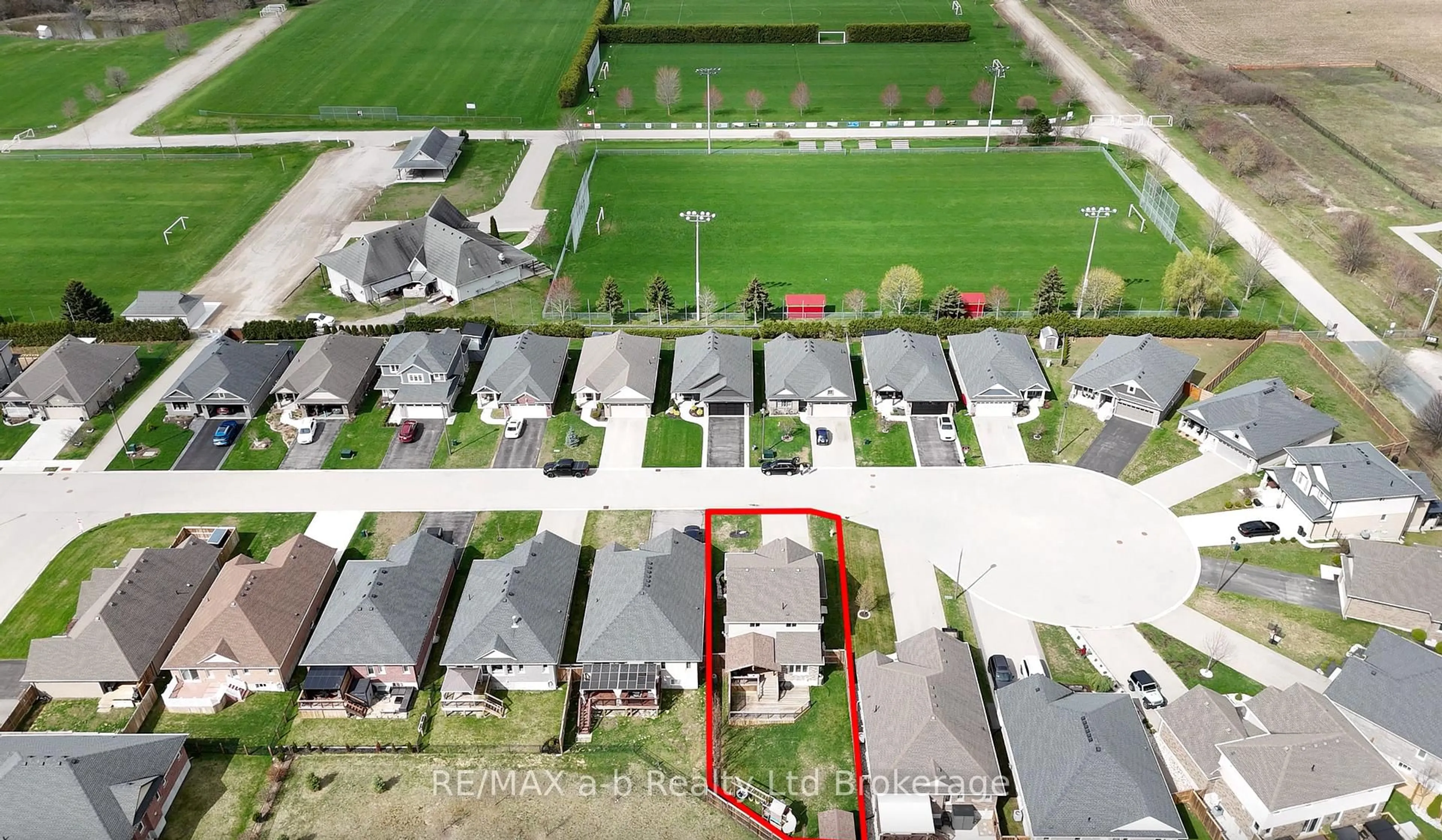 A pic from outside/outdoor area/front of a property/back of a property/a pic from drone, street for 16 Nancy Crt, Tillsonburg Ontario N4G 4G8