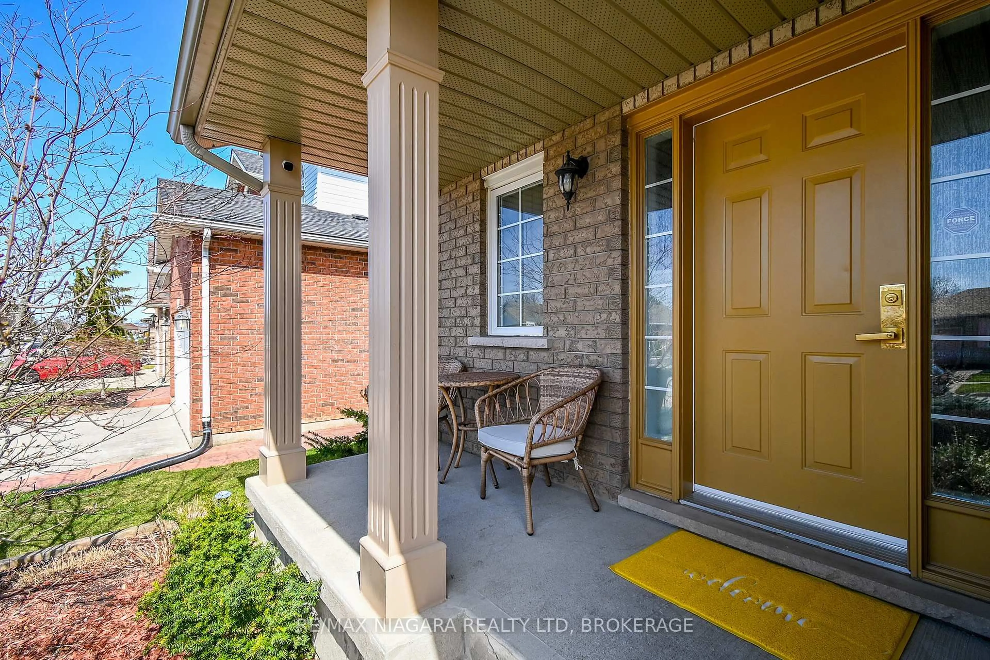 Indoor entryway for 64 WESTLAND St, St. Catharines Ontario L2S 3W8
