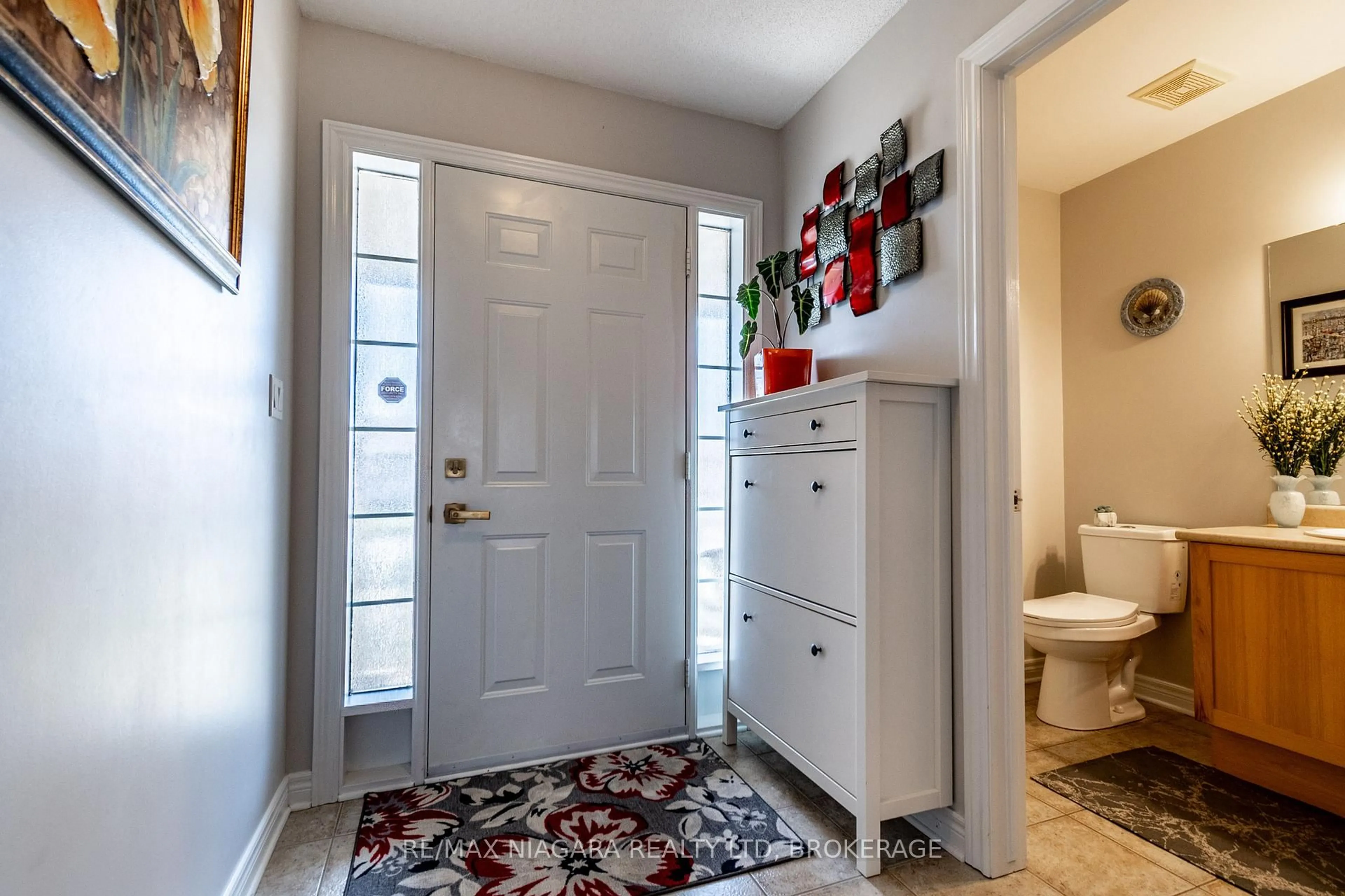 Indoor entryway for 64 WESTLAND St, St. Catharines Ontario L2S 3W8