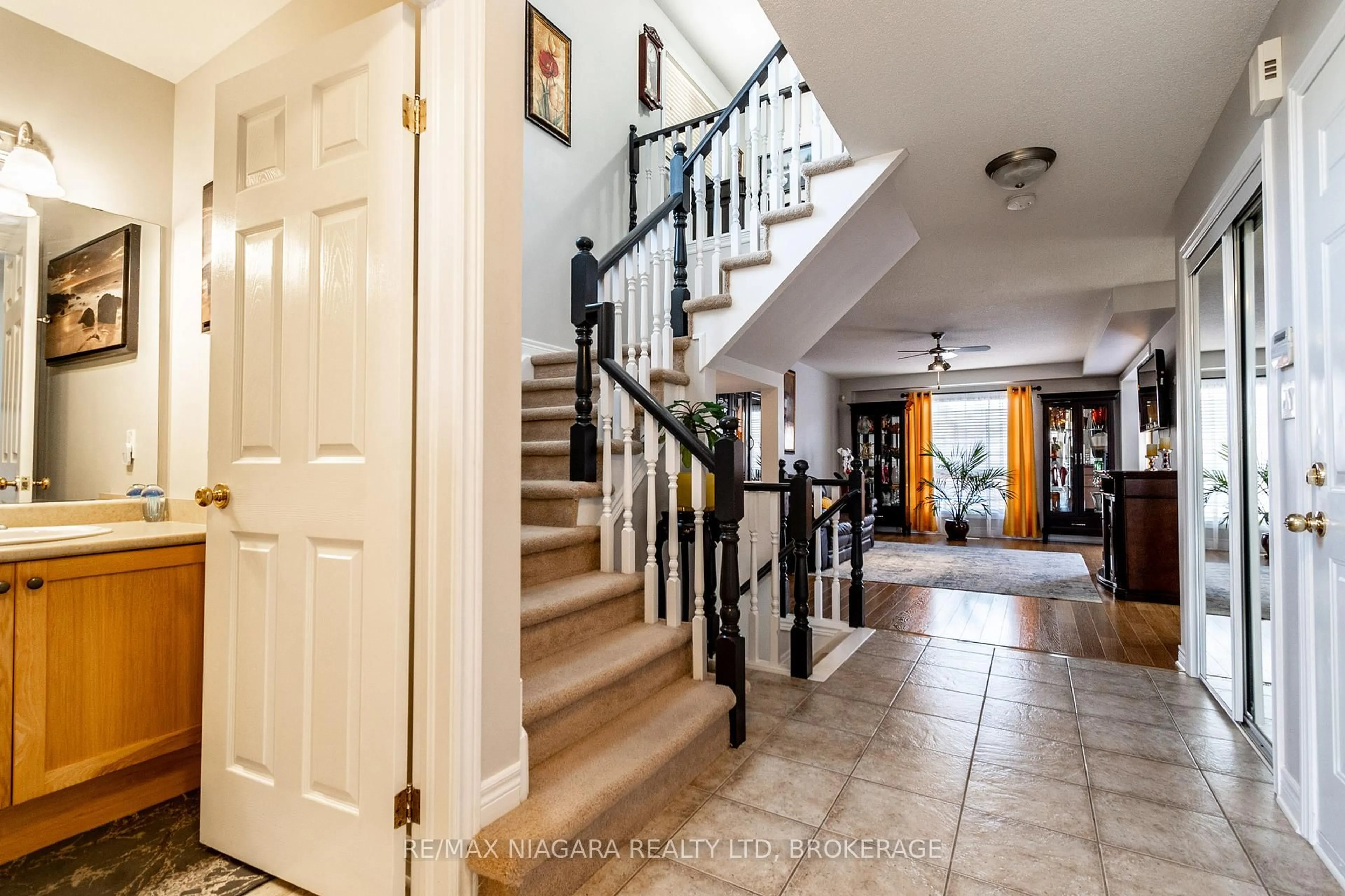 Indoor foyer for 64 WESTLAND St, St. Catharines Ontario L2S 3W8