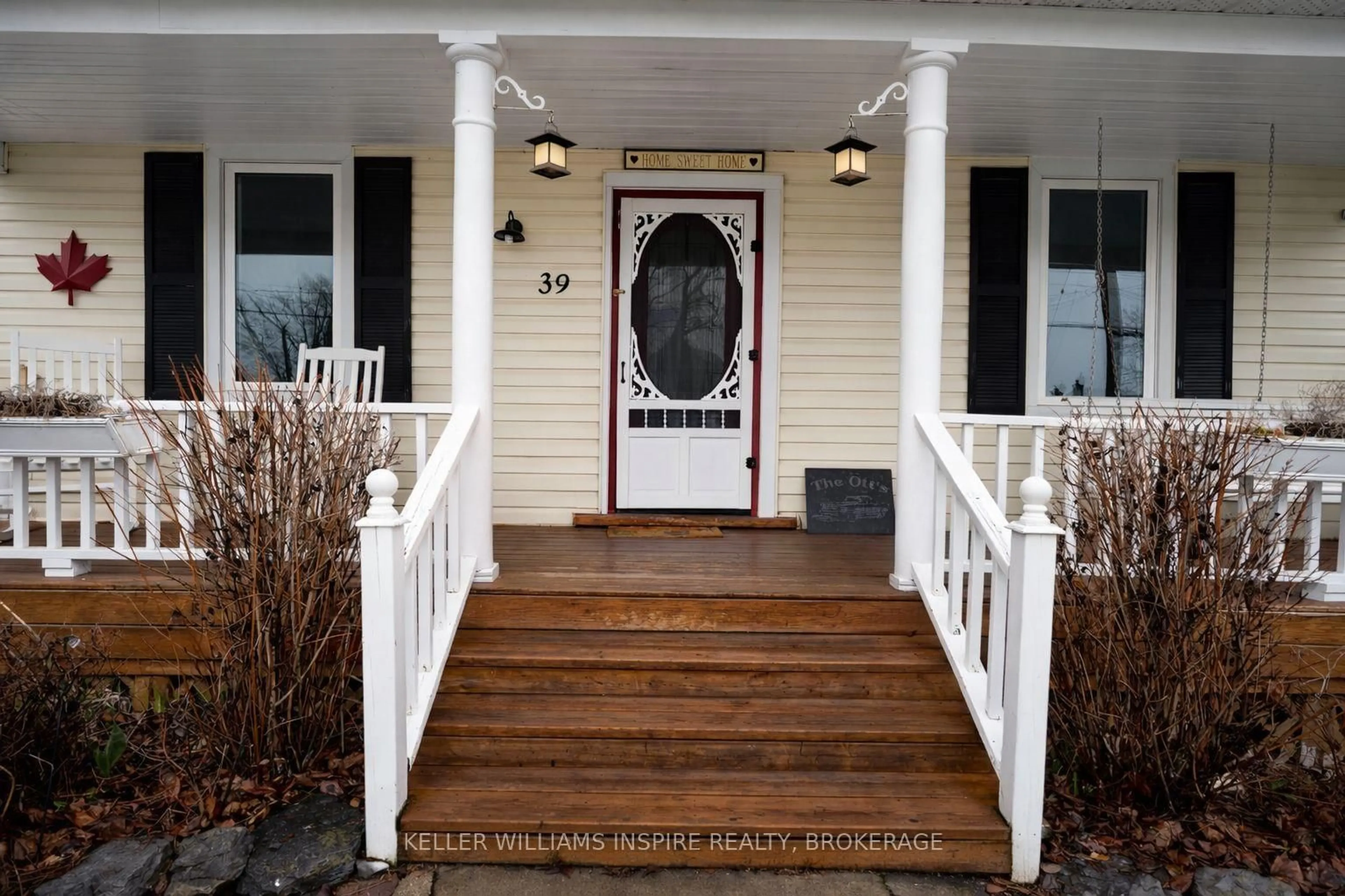 Indoor entryway for 39 Centre St, Brighton Ontario K0K 1H0