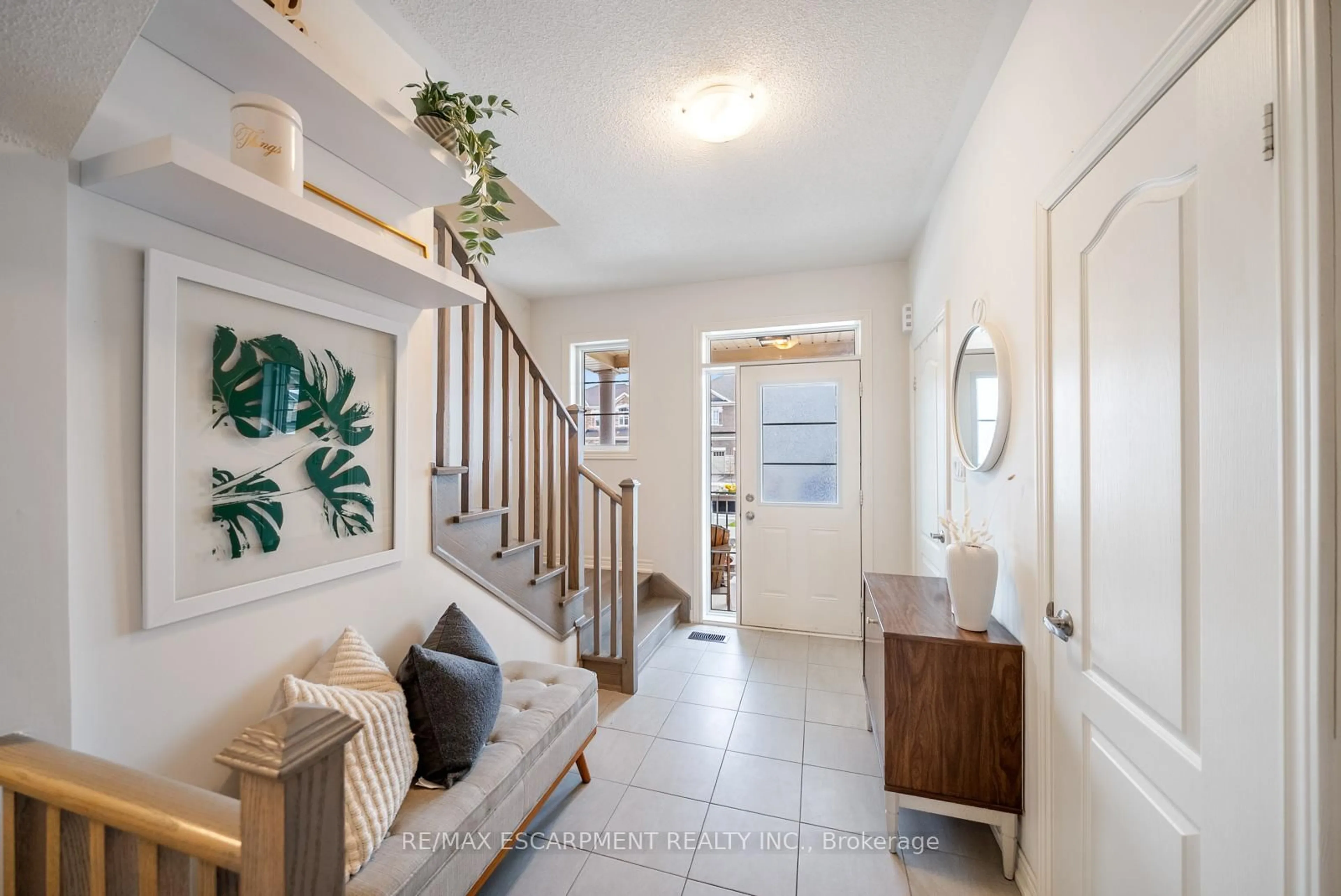 Indoor entryway for 223 Skinner Rd, Hamilton Ontario L8B 1X2