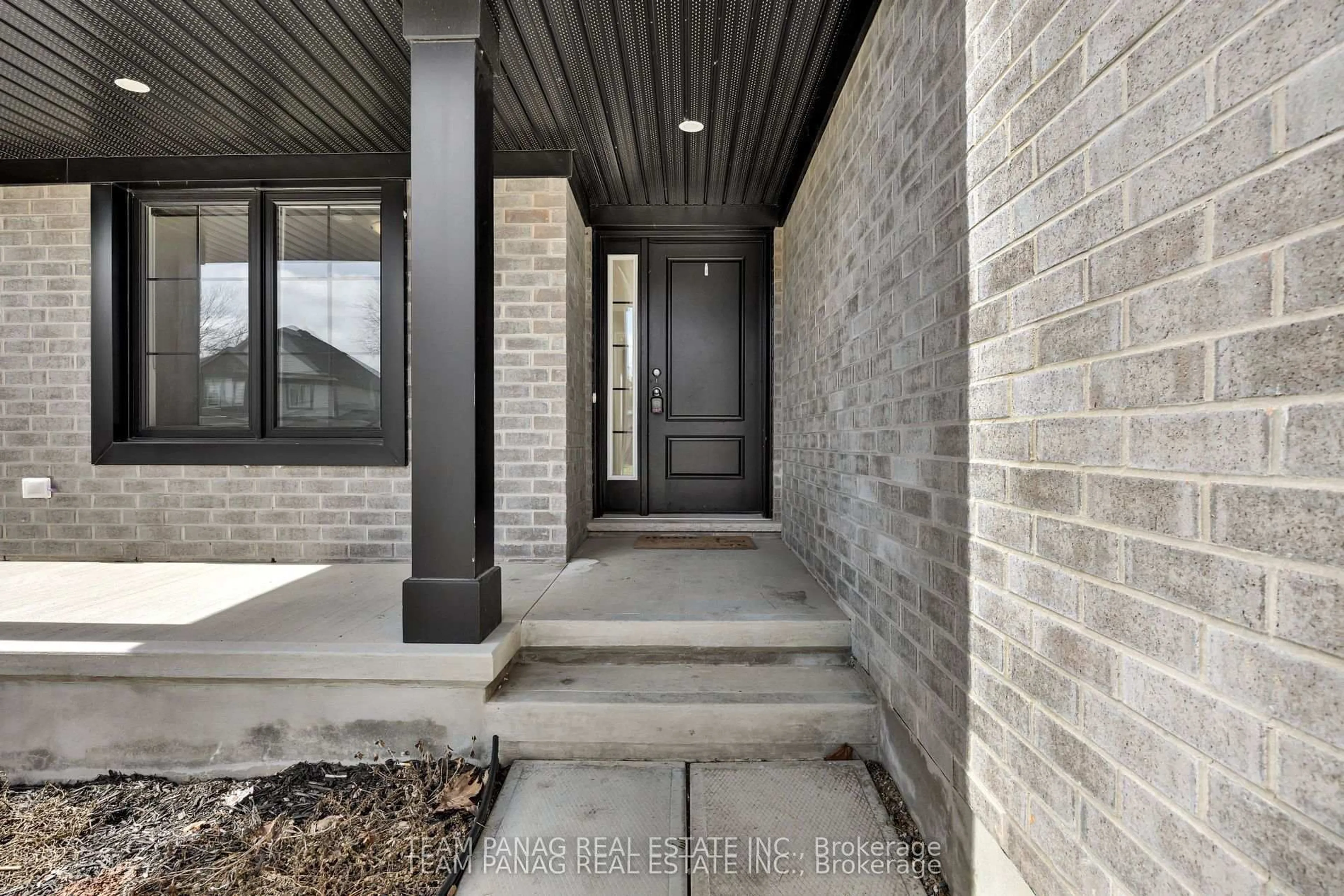Indoor entryway for 16 Berardi Cres, South-West Oxford Ontario N0J 1N0