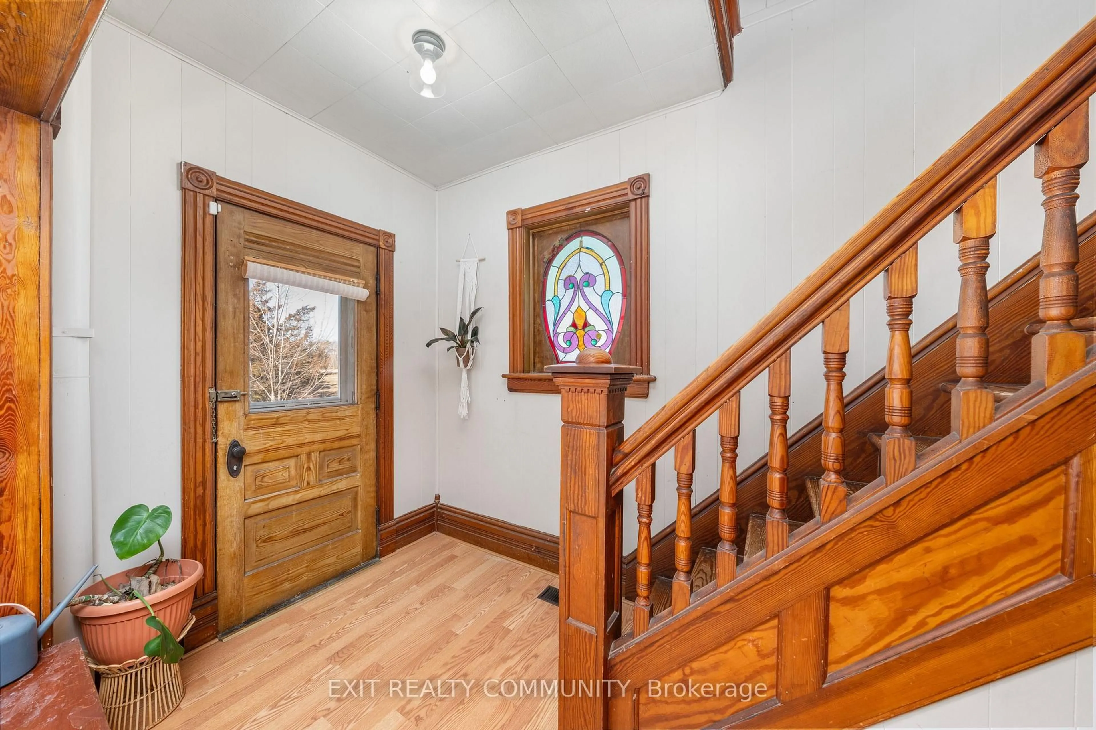 Indoor foyer for 7053 Aughrim Line, Dawn-Euphemia Ontario N0P 1C0