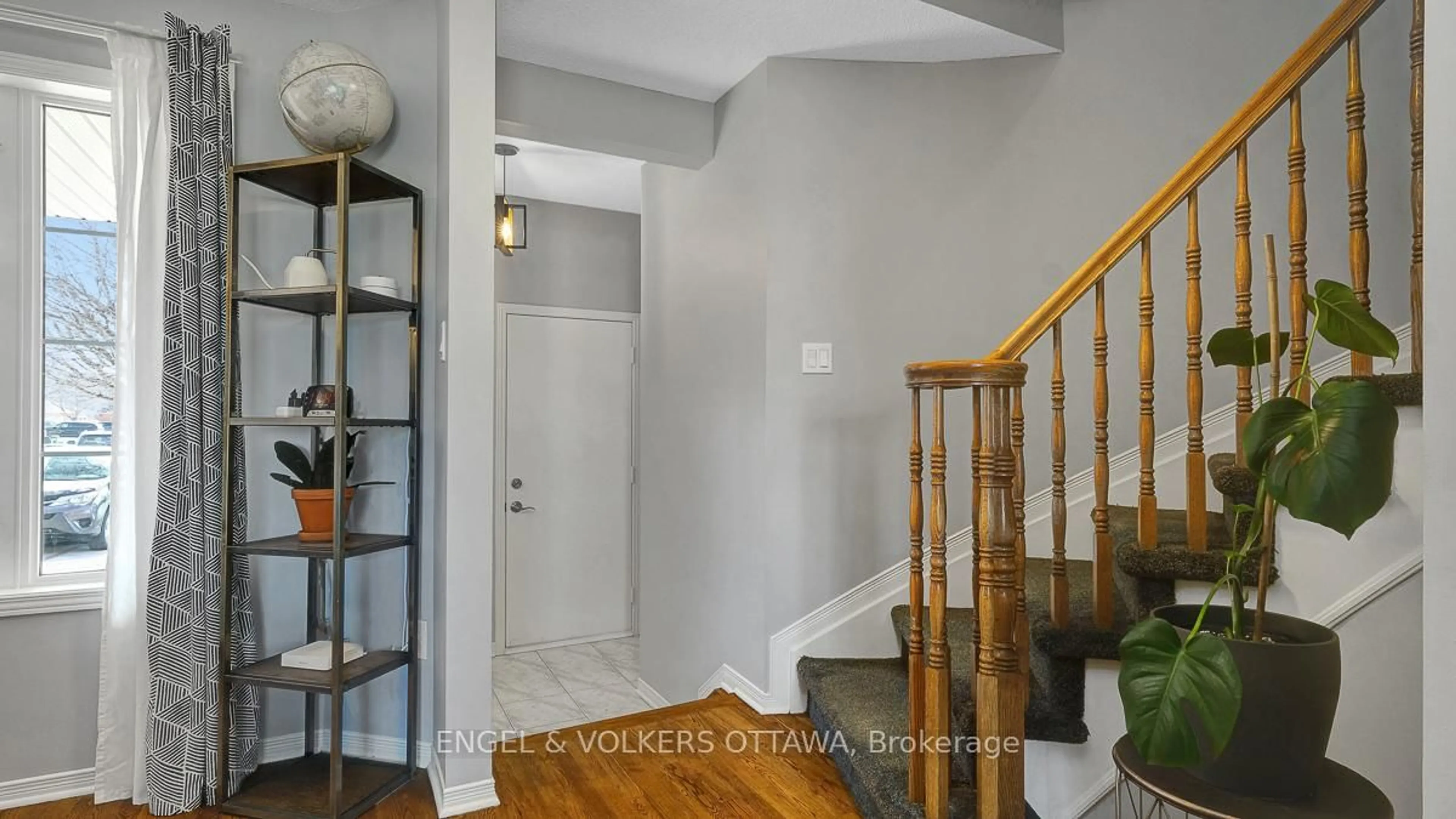 Indoor foyer for 19 Mullcraft Cres, Ottawa Ontario K2J 4P8