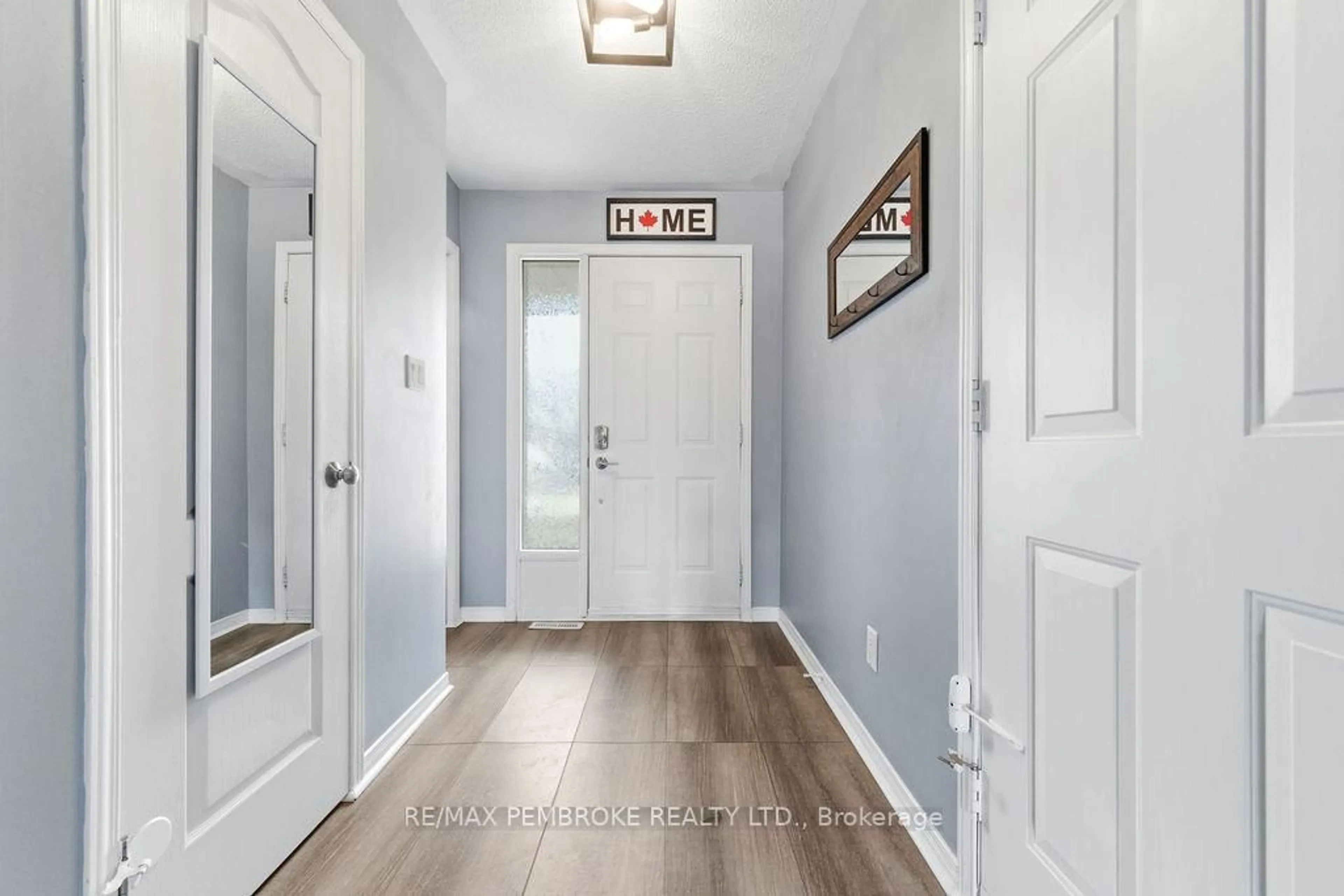 Indoor entryway for 13 Vermont Meadows, Petawawa Ontario K8H 3N3
