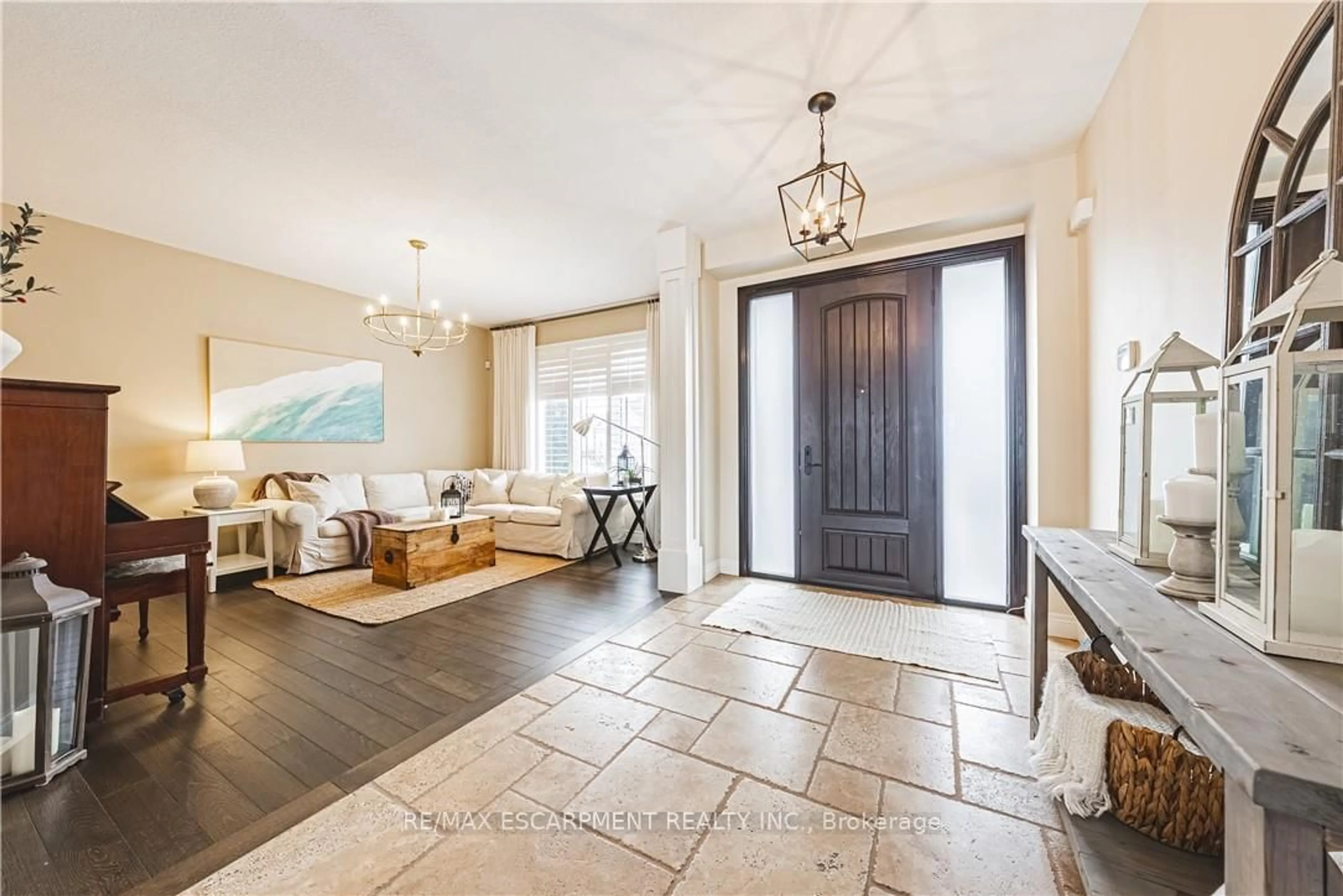 Indoor foyer for 35 Greti Dr, Hamilton Ontario L9B 0C9