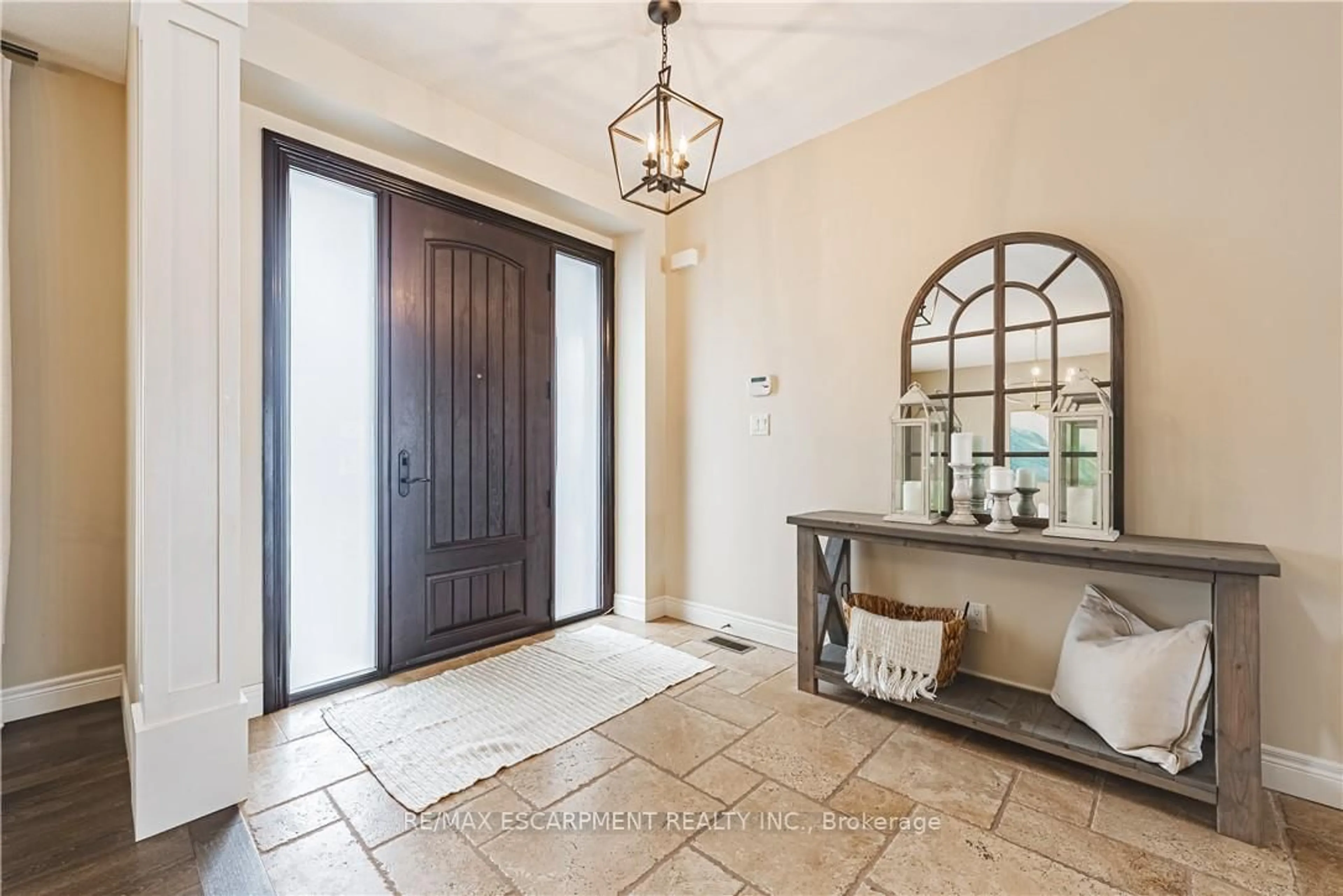 Indoor entryway for 35 Greti Dr, Hamilton Ontario L9B 0C9