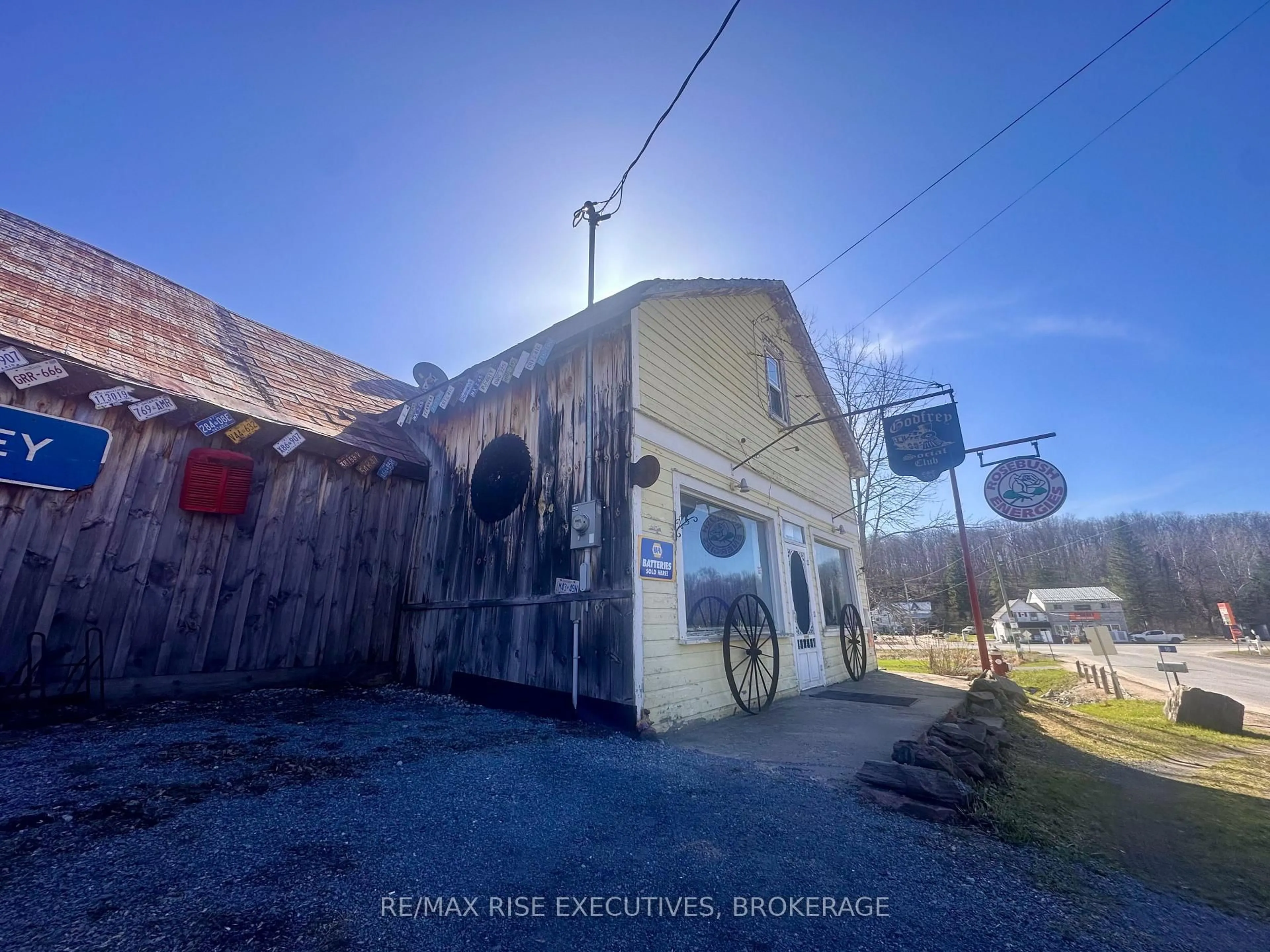 A pic from outside/outdoor area/front of a property/back of a property/a pic from drone, building for 16 Westport Rd, Godfrey Ontario K0H 1T0