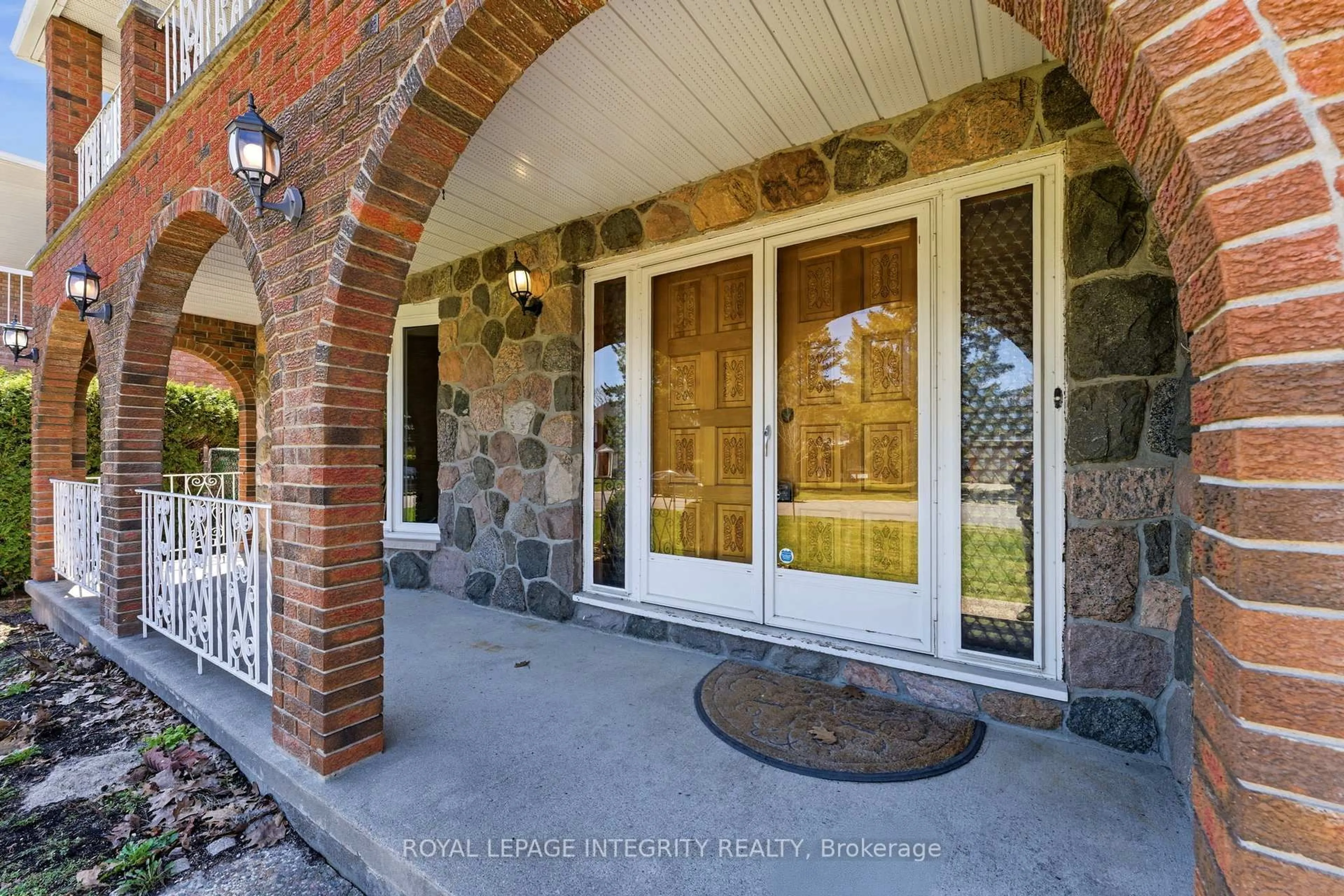 Indoor entryway for 10 Parmalea Cres, Ottawa Ontario K2E 7J3