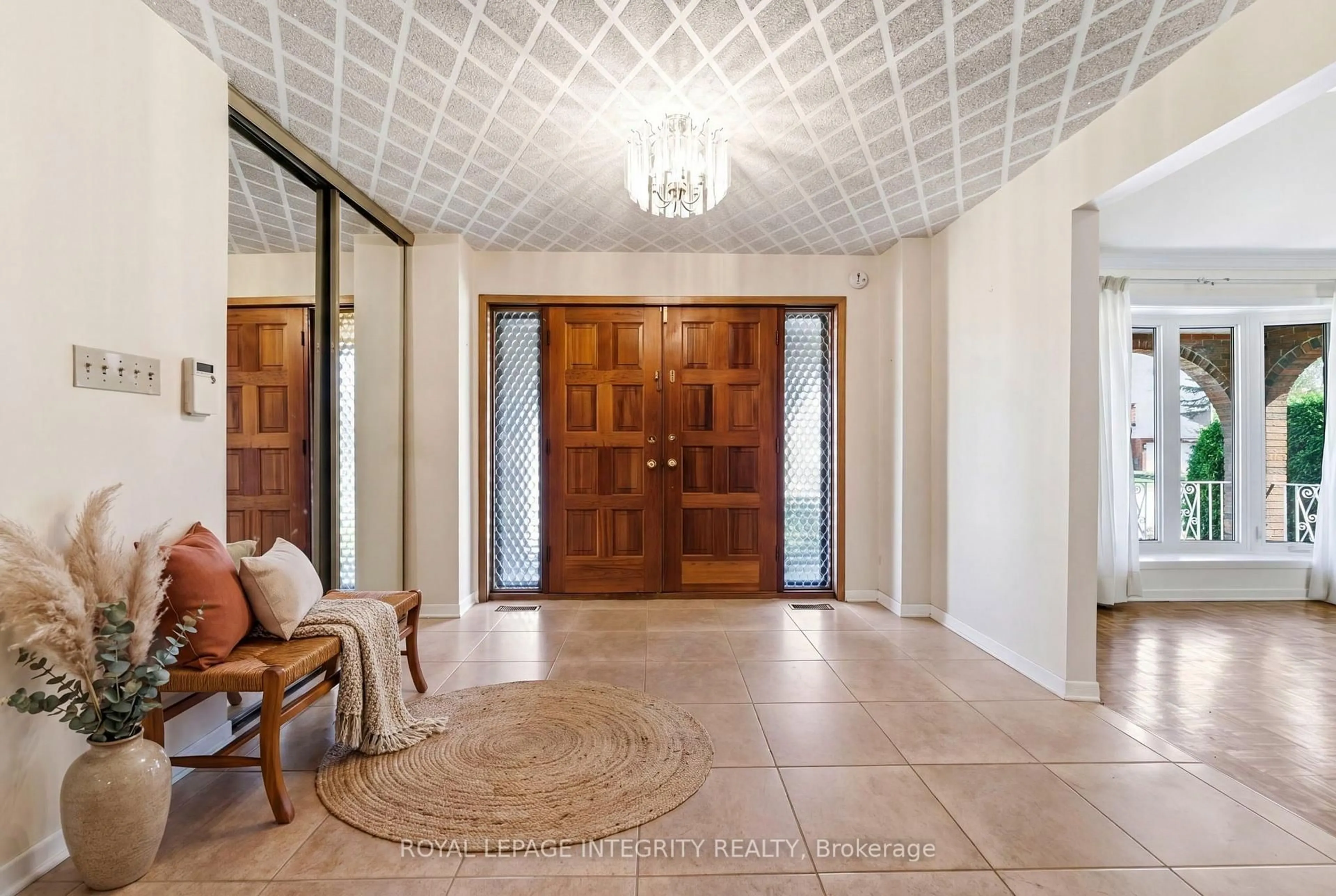 Indoor foyer for 10 Parmalea Cres, Ottawa Ontario K2E 7J3