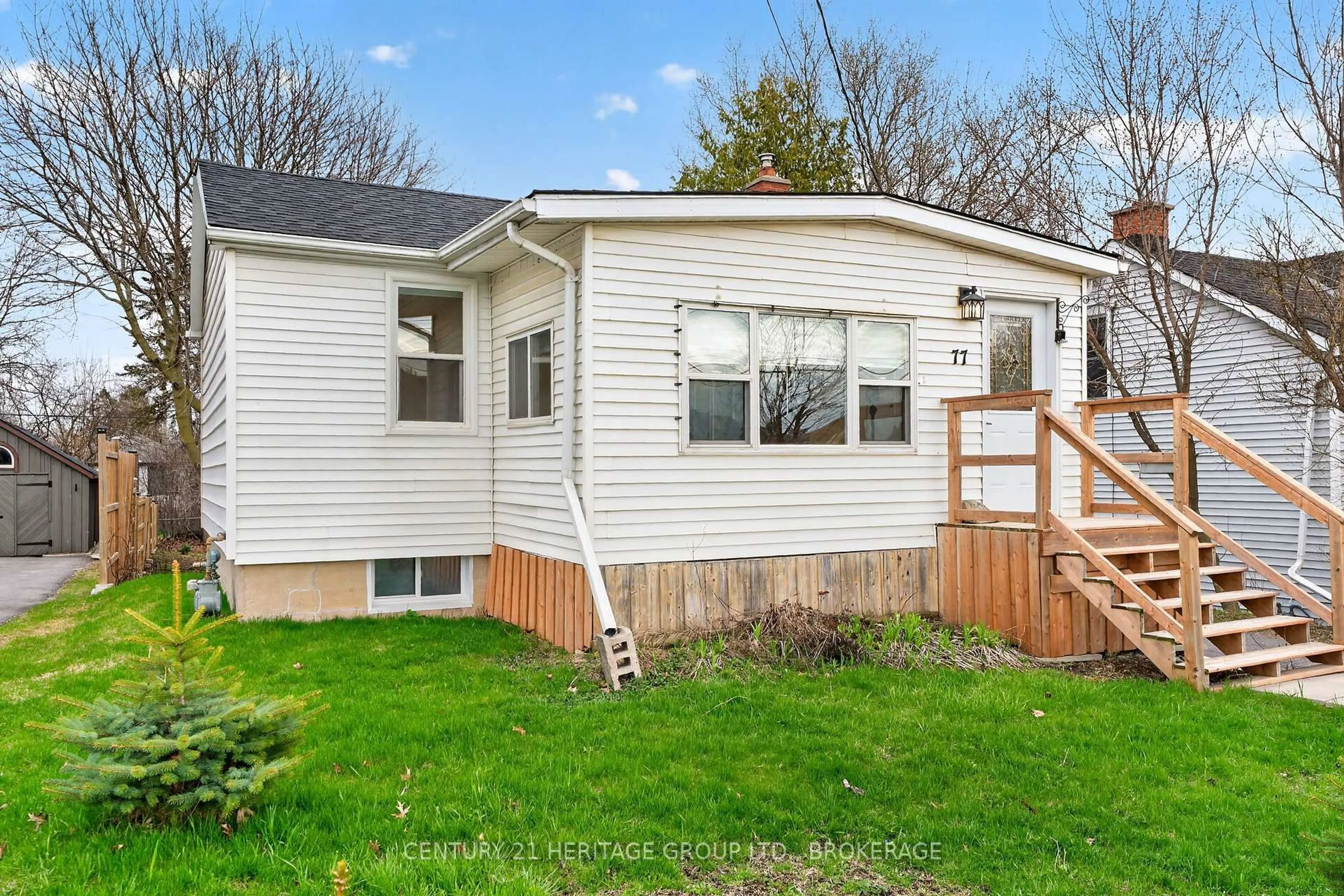 Home with vinyl exterior material, unknown for 77 Portsmouth Ave, Kingston Ontario K7M 1V4