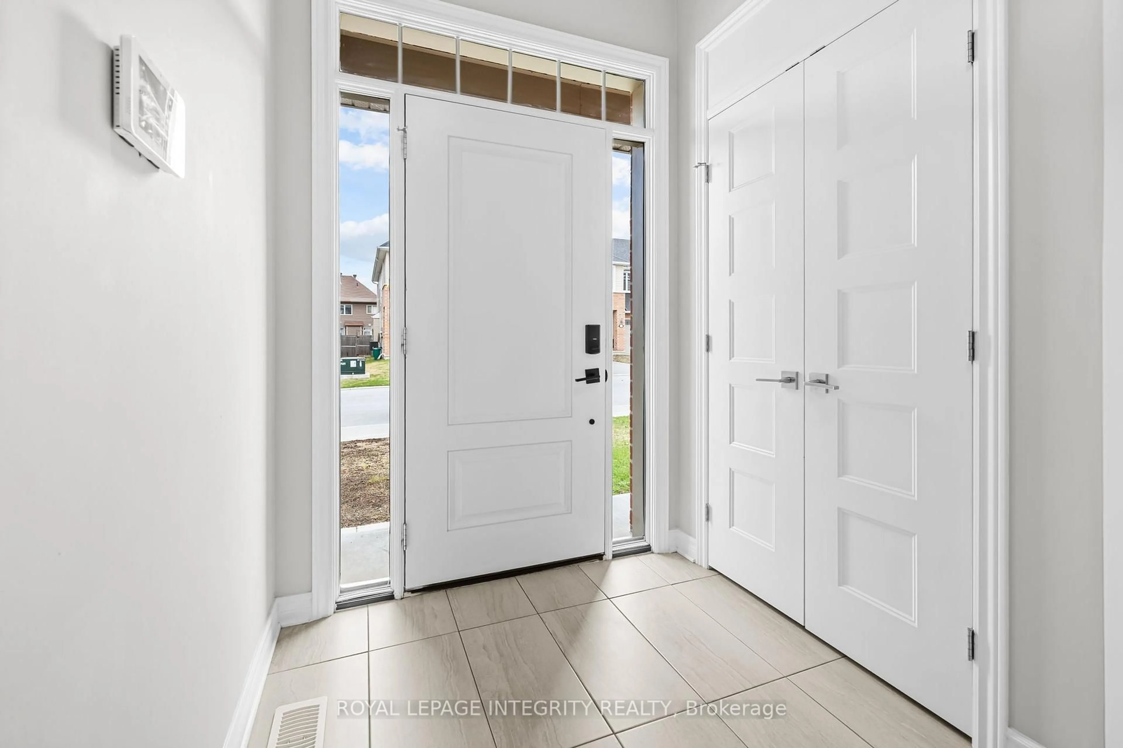 Indoor entryway for 821 Indica St, Ottawa Ontario K2S 2J8