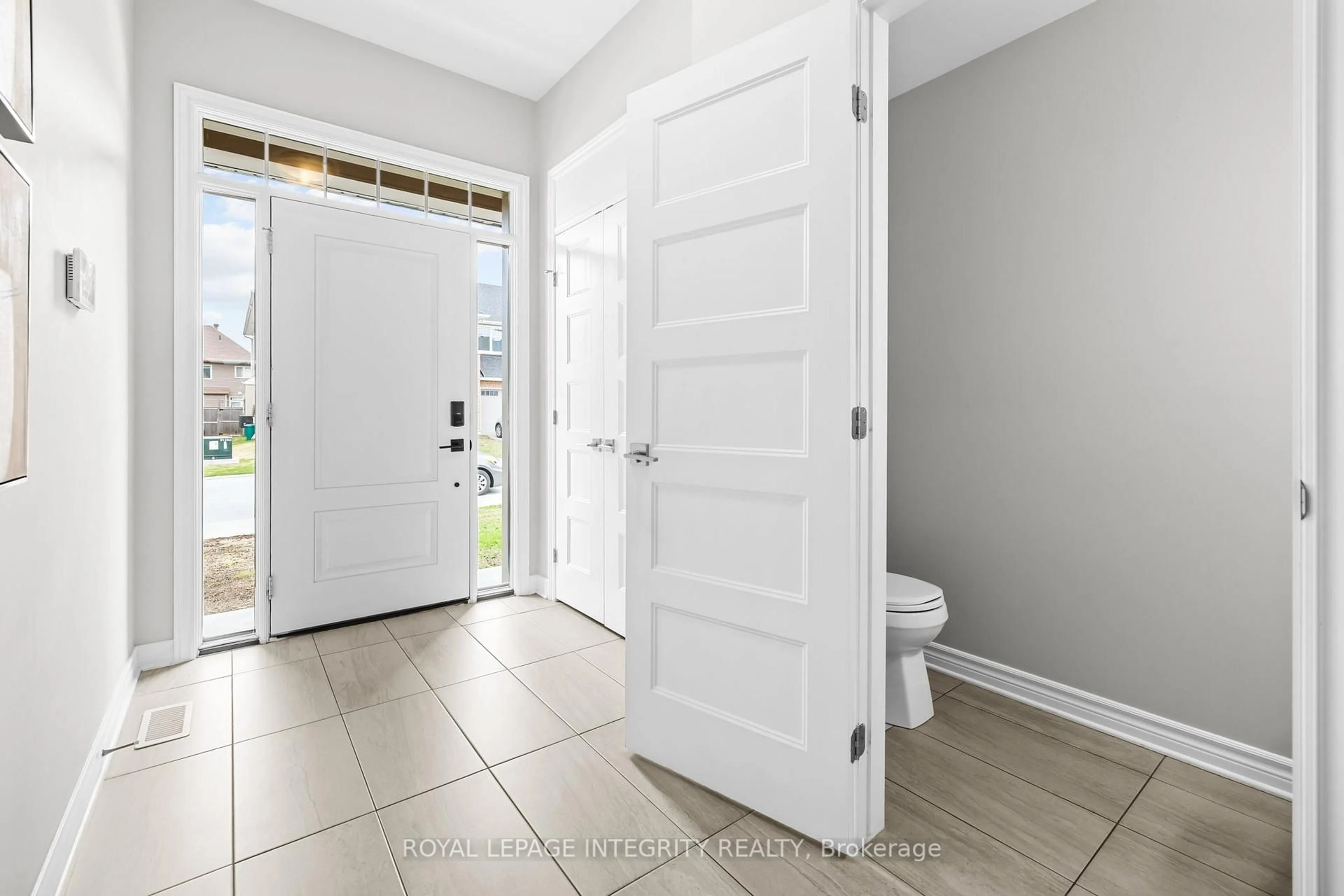 Indoor entryway for 821 Indica St, Ottawa Ontario K2S 2J8