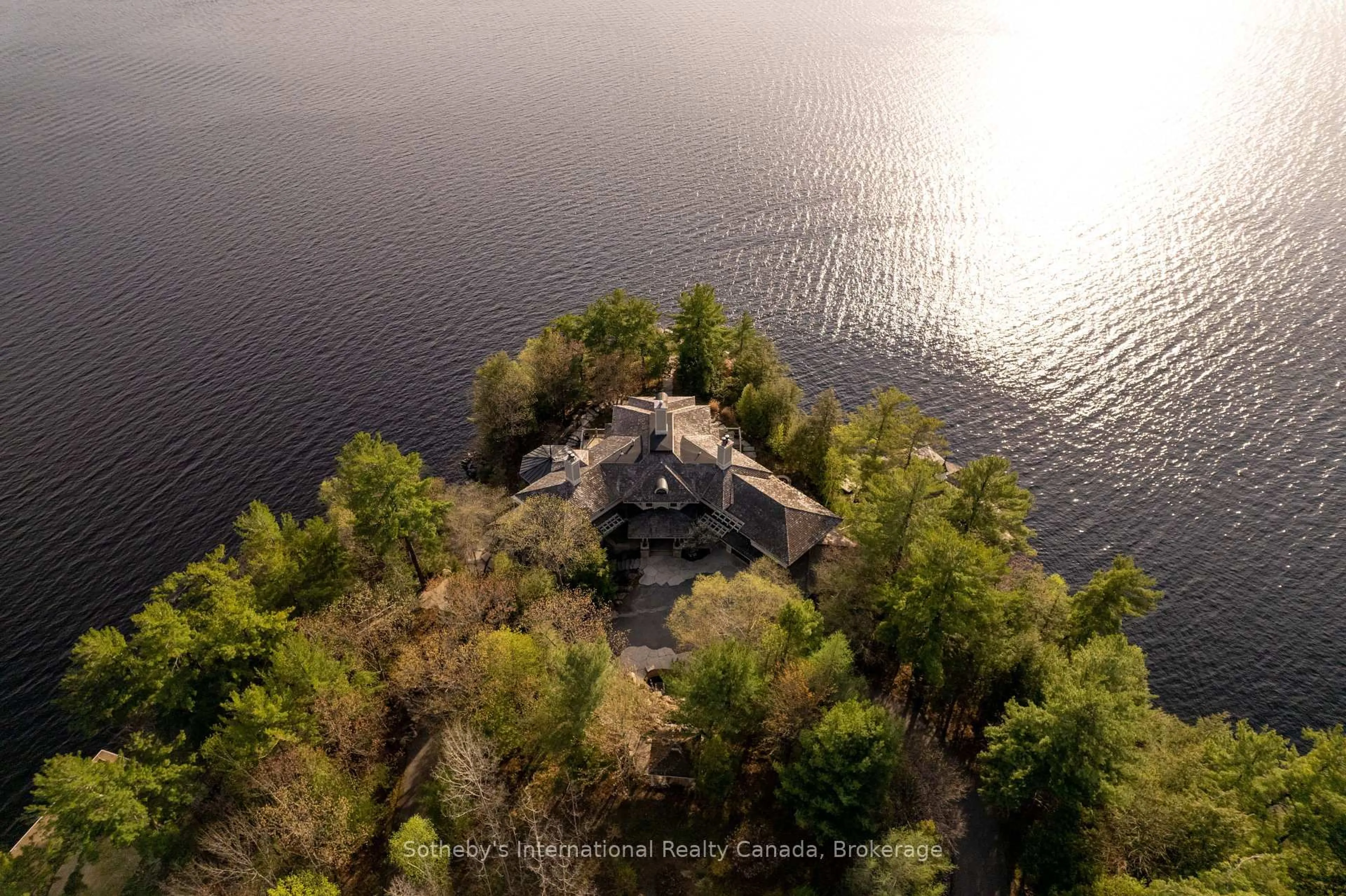 A pic from outside/outdoor area/front of a property/back of a property/a pic from drone, water/lake/river/ocean view for 1250 Waldmere Rd #Full, Bracebridge Ontario P1L 1W8