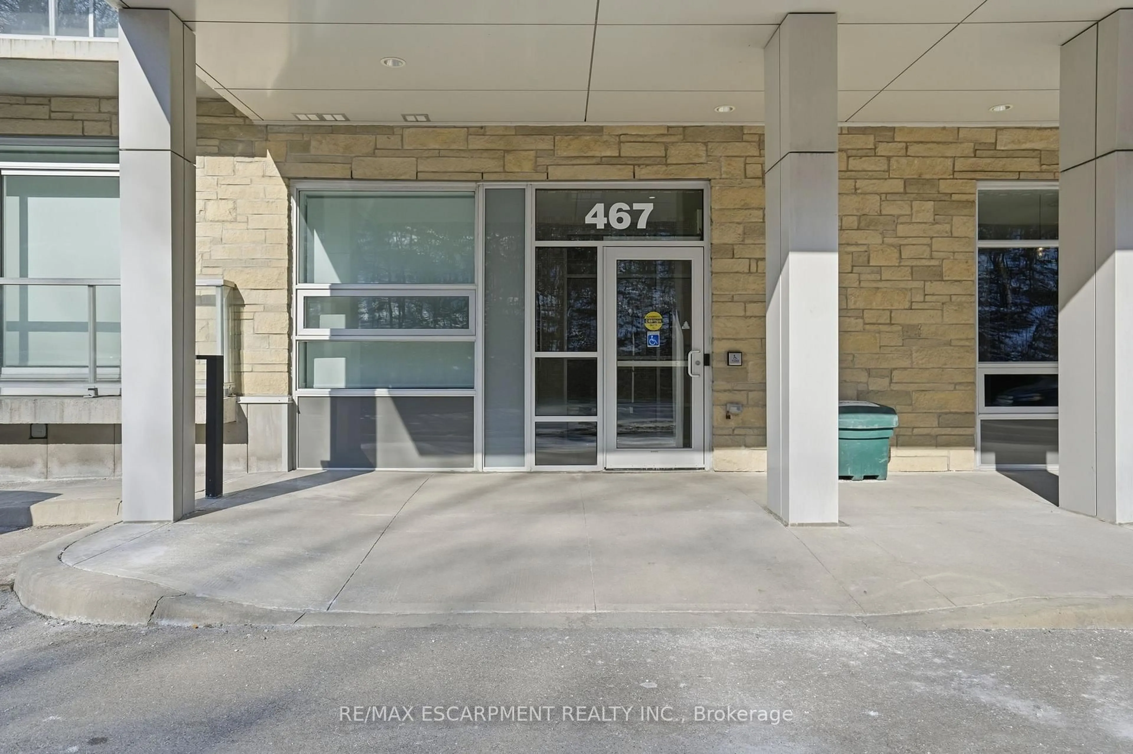 Indoor foyer for 467 Charlton Ave #307, Hamilton Ontario L8N 0B3