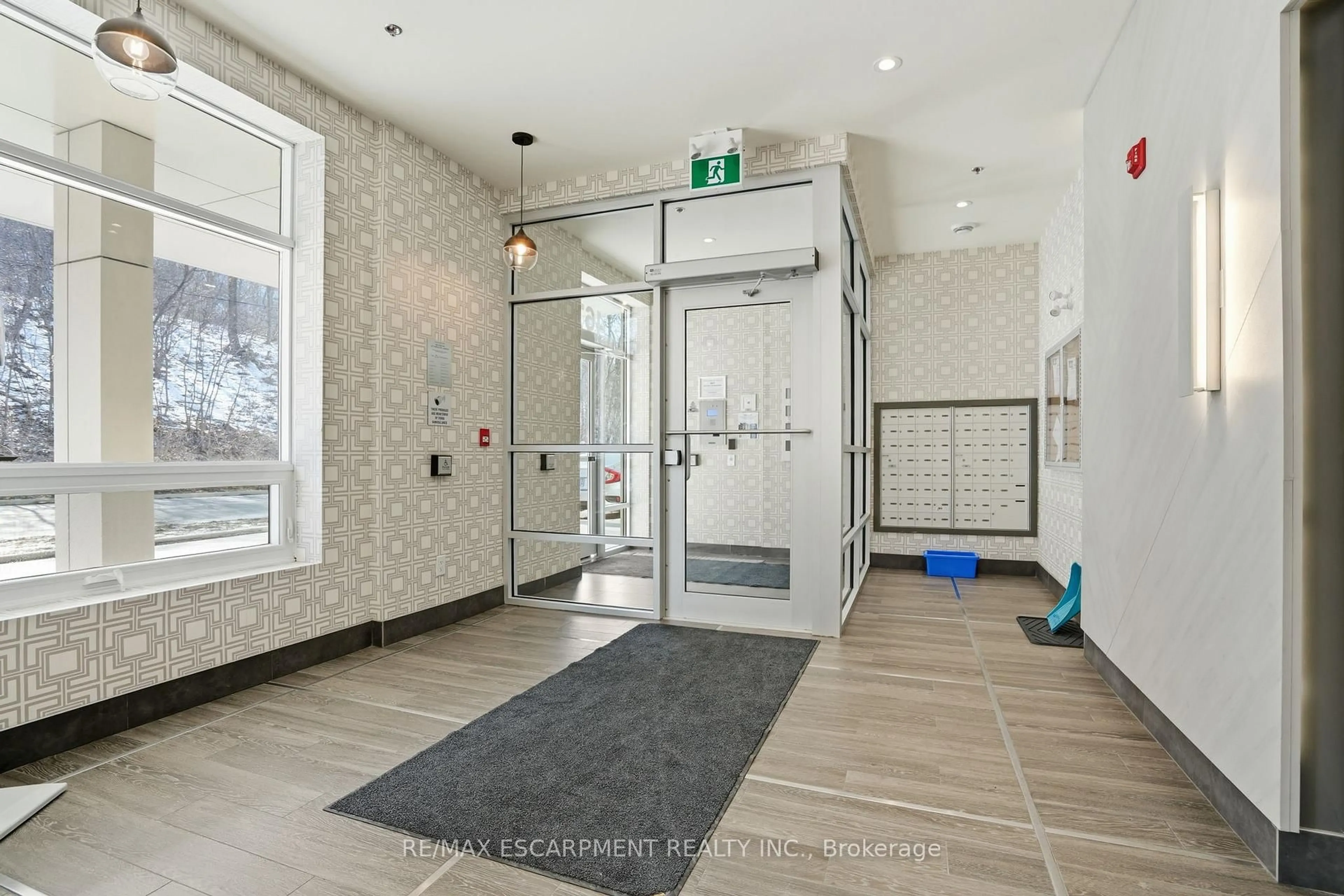 Indoor foyer for 467 Charlton Ave #307, Hamilton Ontario L8N 0B3