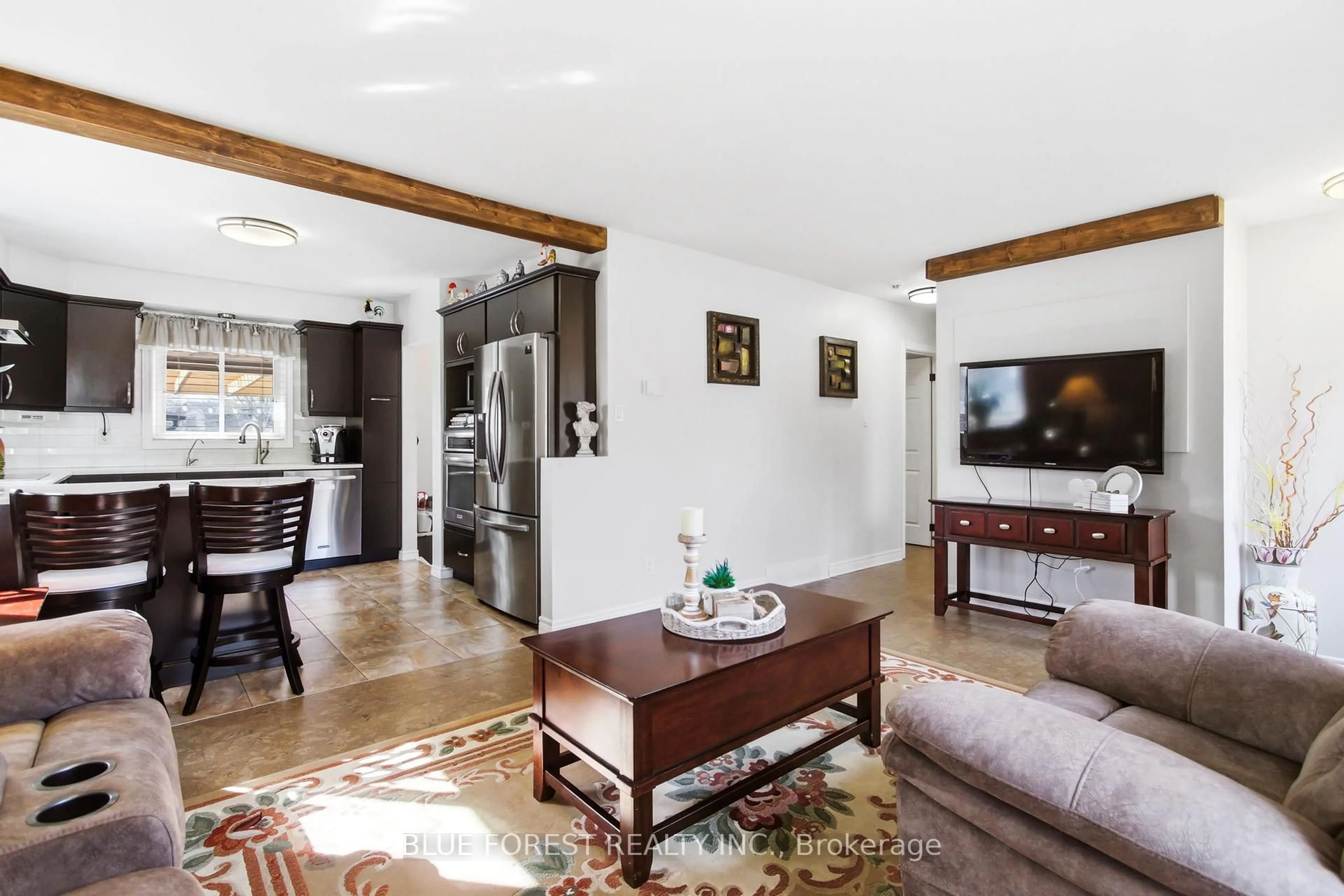 Living room with furniture, unknown for 1975 Royal Cres, London East Ontario N5V 1N6
