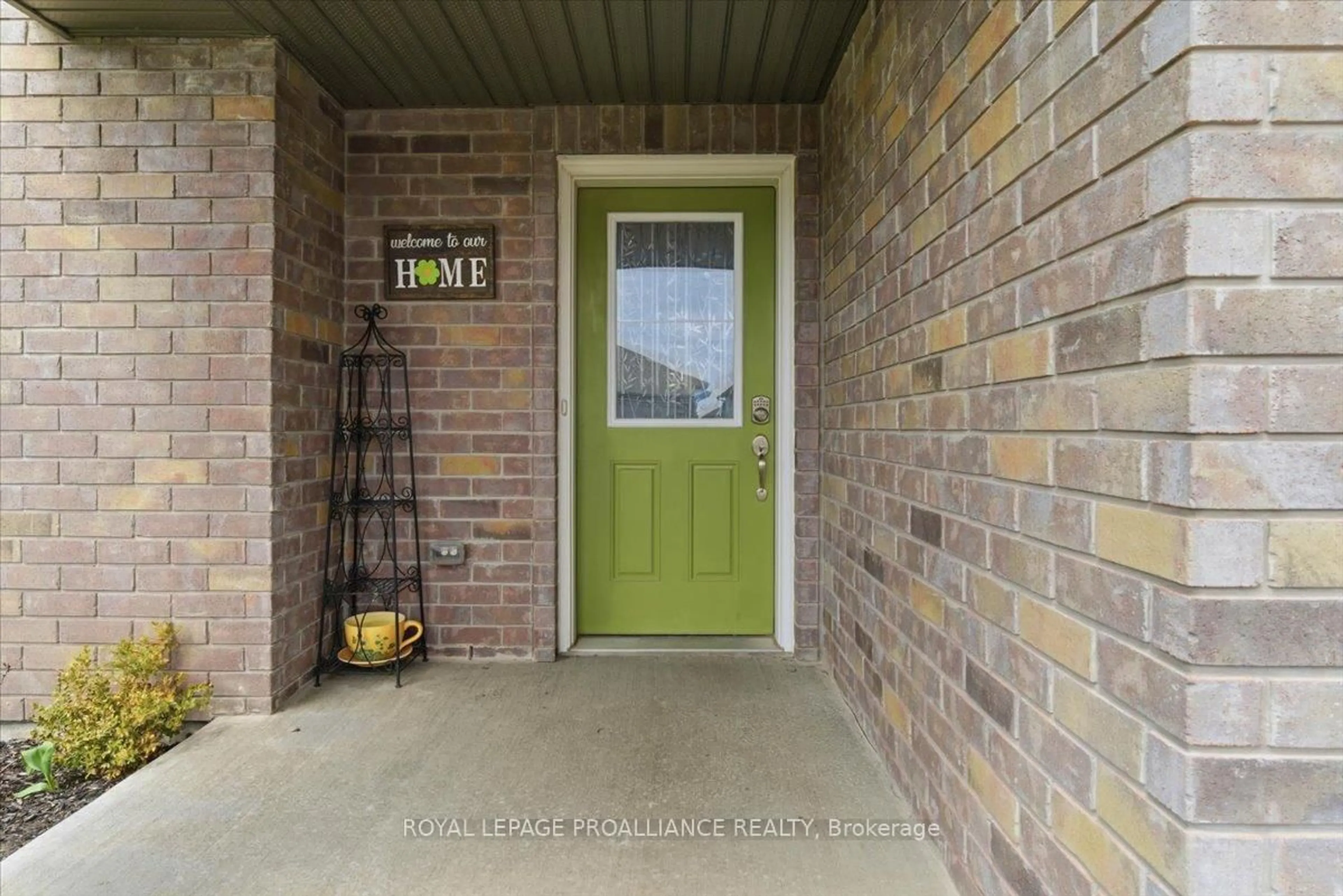 Indoor entryway for 68 Cortland Cres, Quinte West Ontario K8V 0E9