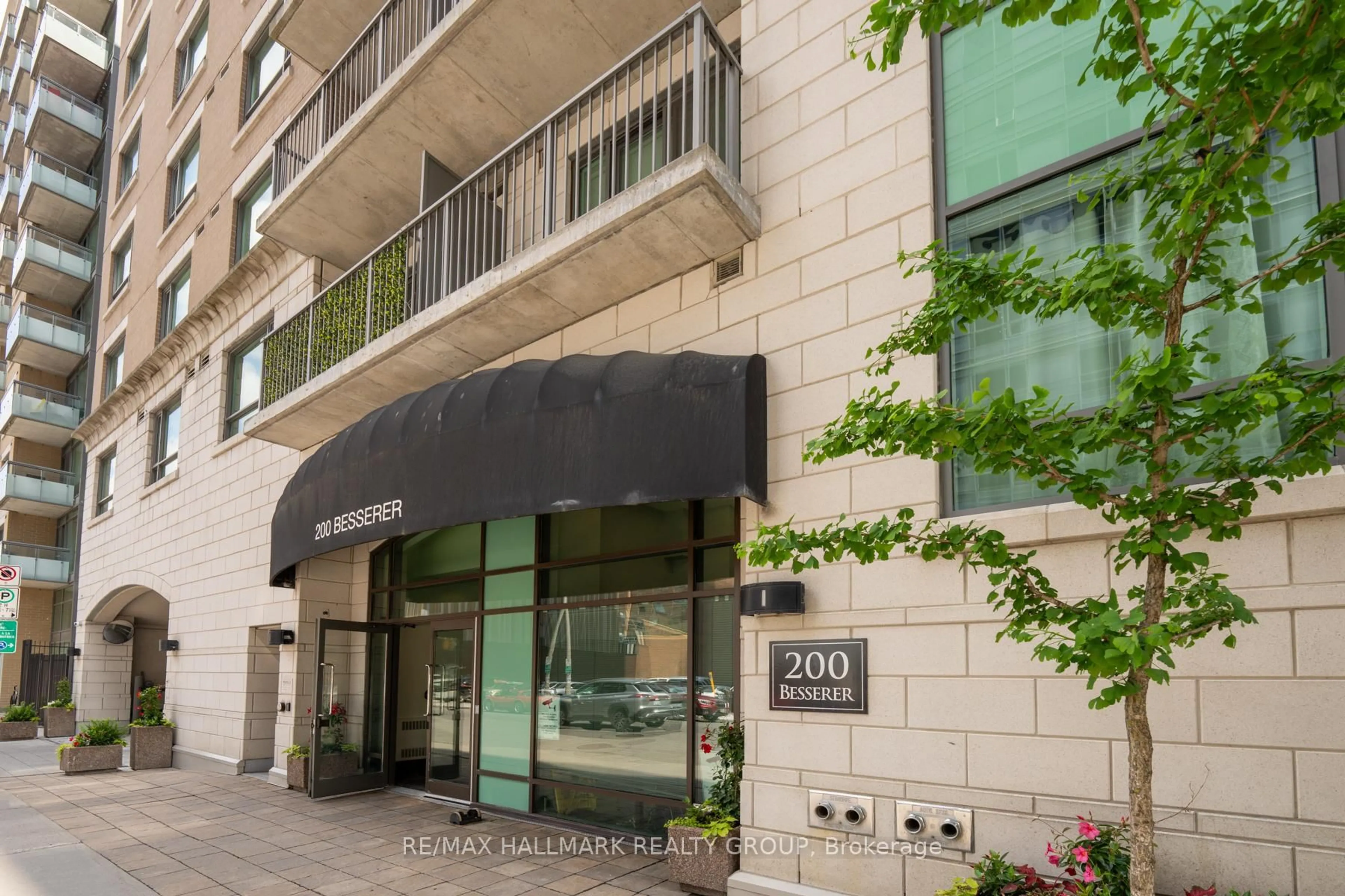 Indoor foyer for 200 Besserer St #1007, Ottawa Ontario K1N 0A7