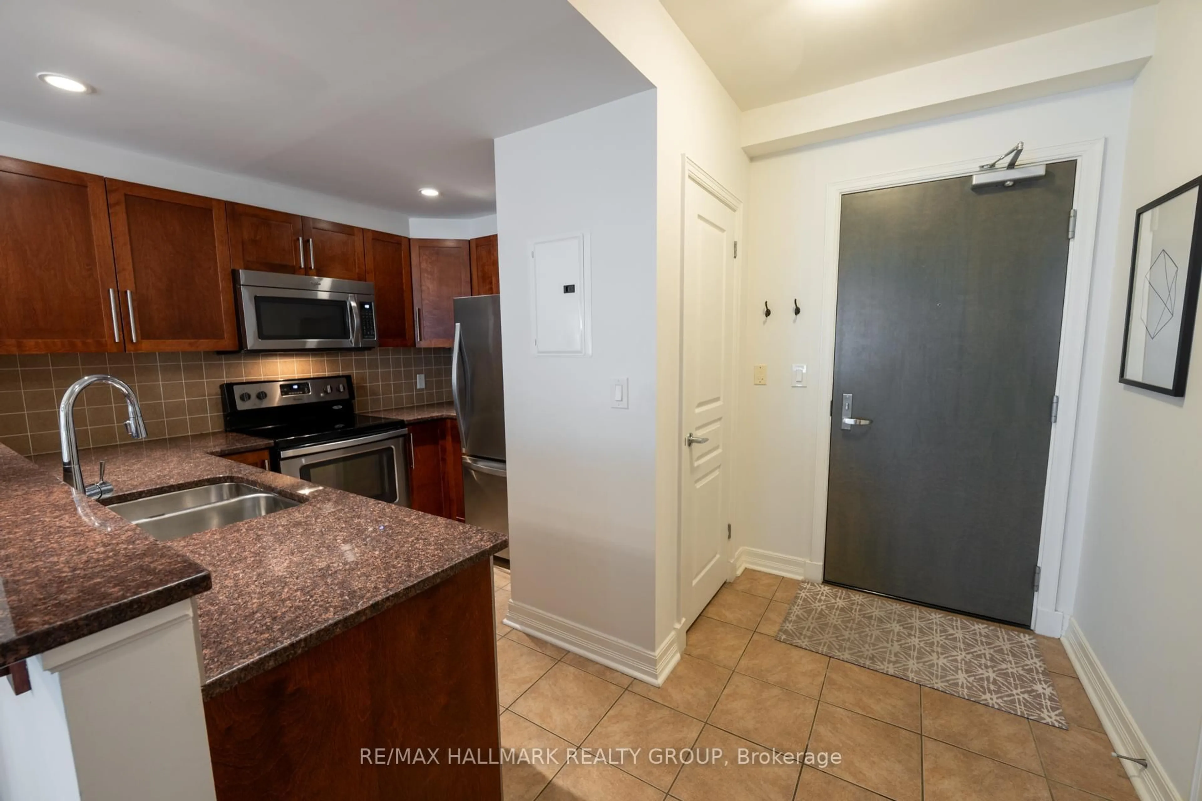 Standard kitchen, ceramic/tile floor for 200 Besserer St #1007, Ottawa Ontario K1N 0A7