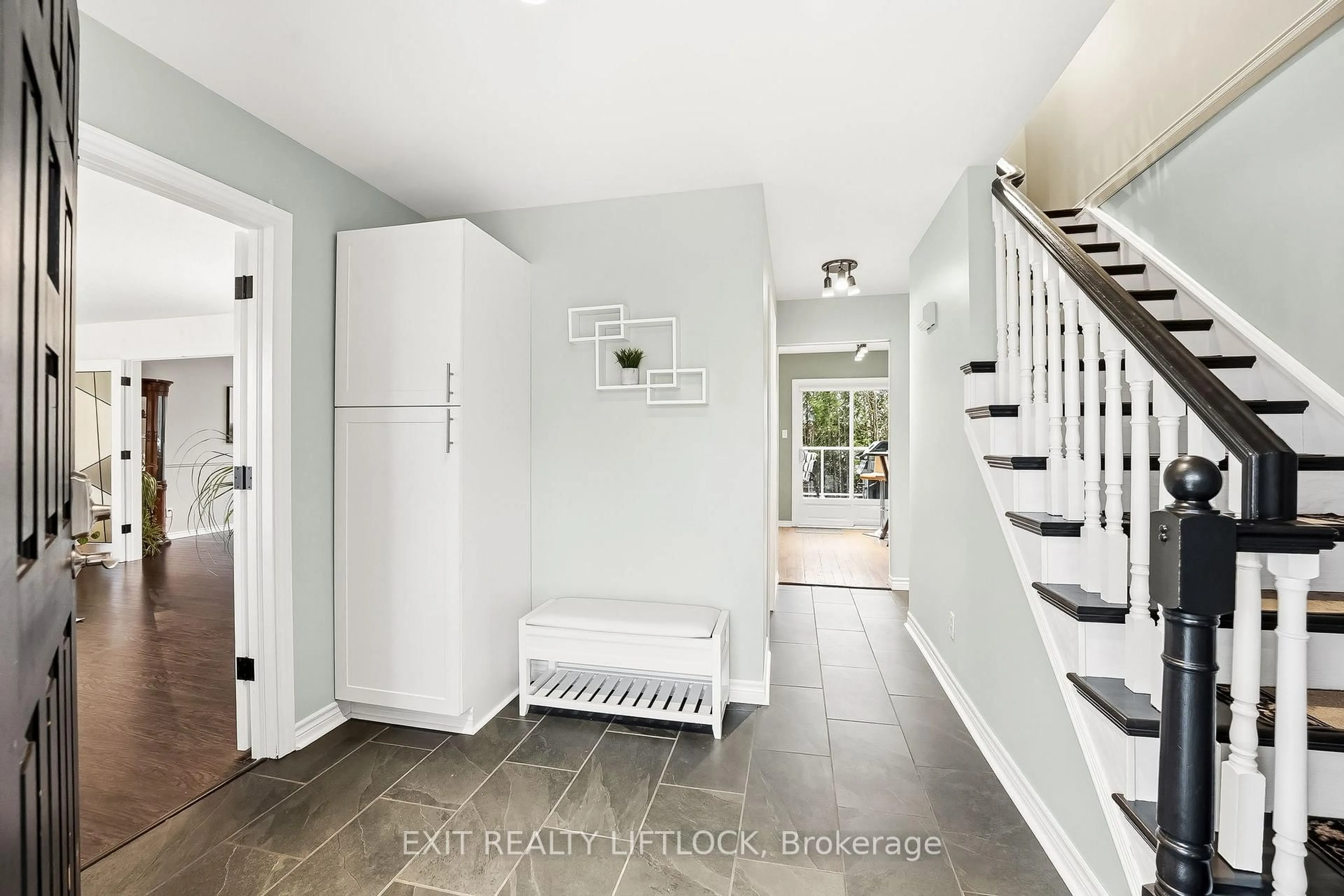 Indoor entryway for 2285 Lynhaven Rd, Peterborough Ontario K9K 1V5