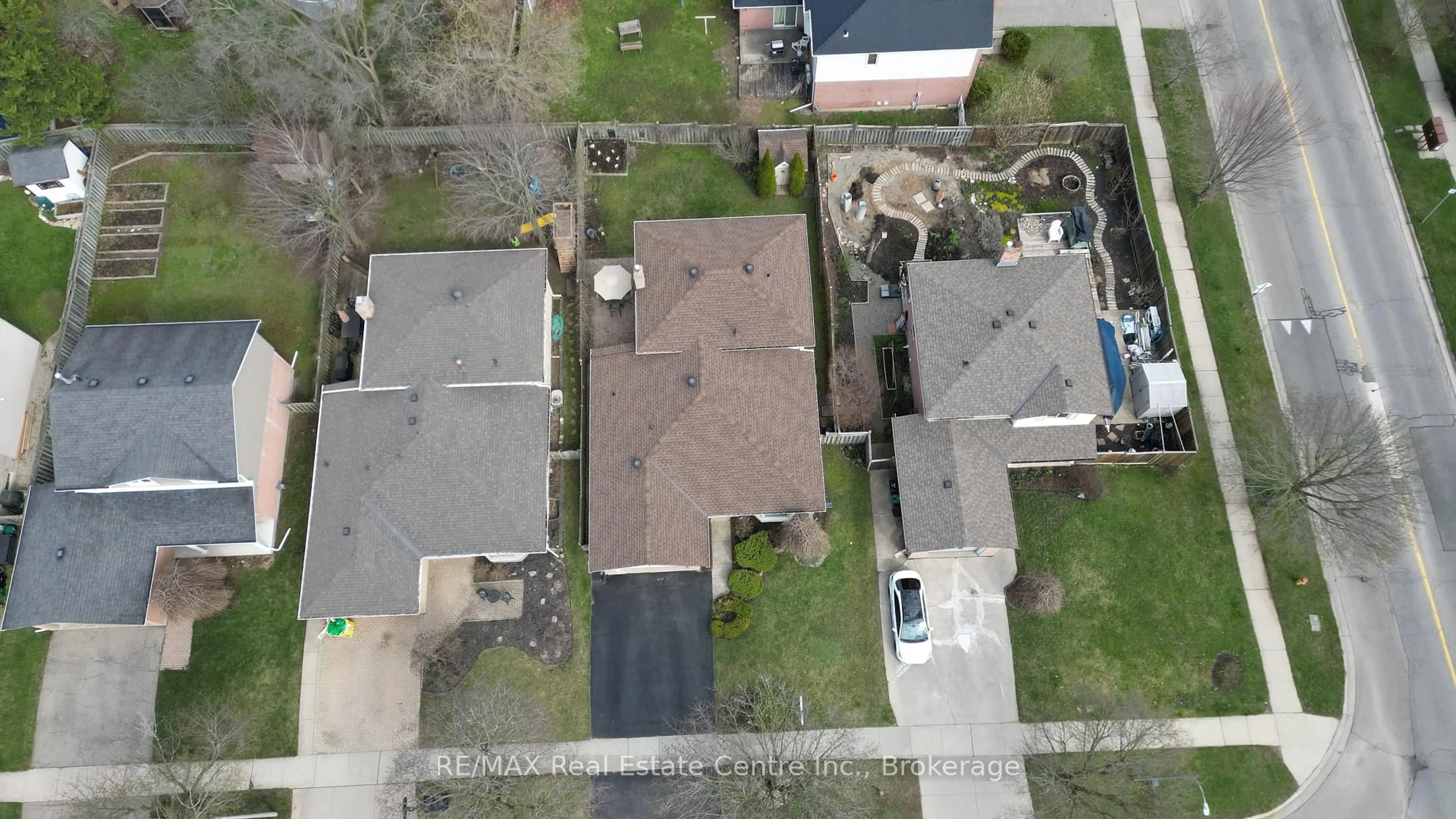 A pic from outside/outdoor area/front of a property/back of a property/a pic from drone, street for 7 Kilkerran Cres, Kitchener Ontario N2R 1B6