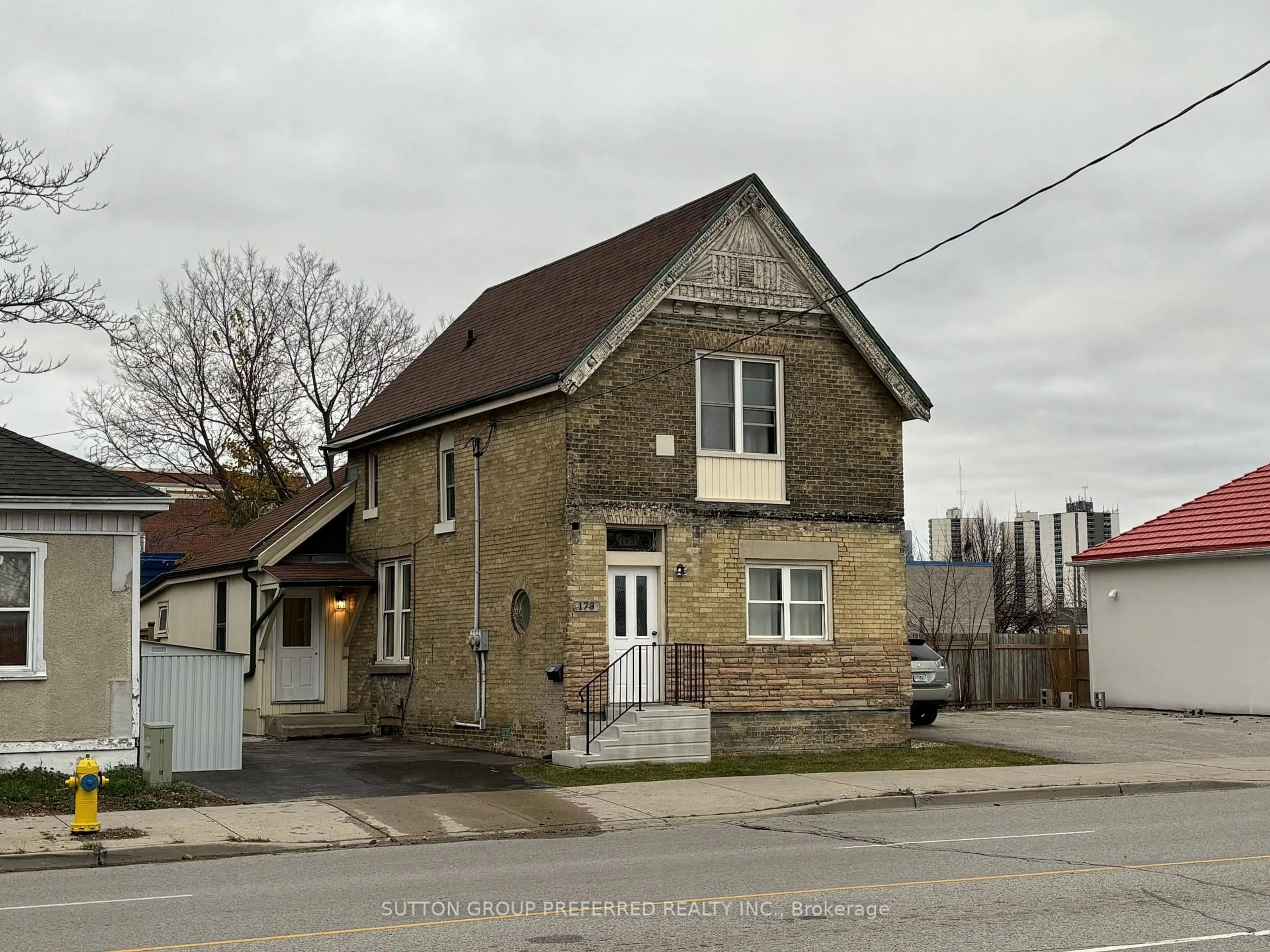 A pic from outside/outdoor area/front of a property/back of a property/a pic from drone, street for 173 Adelaide St, London East Ontario N6B 3H1