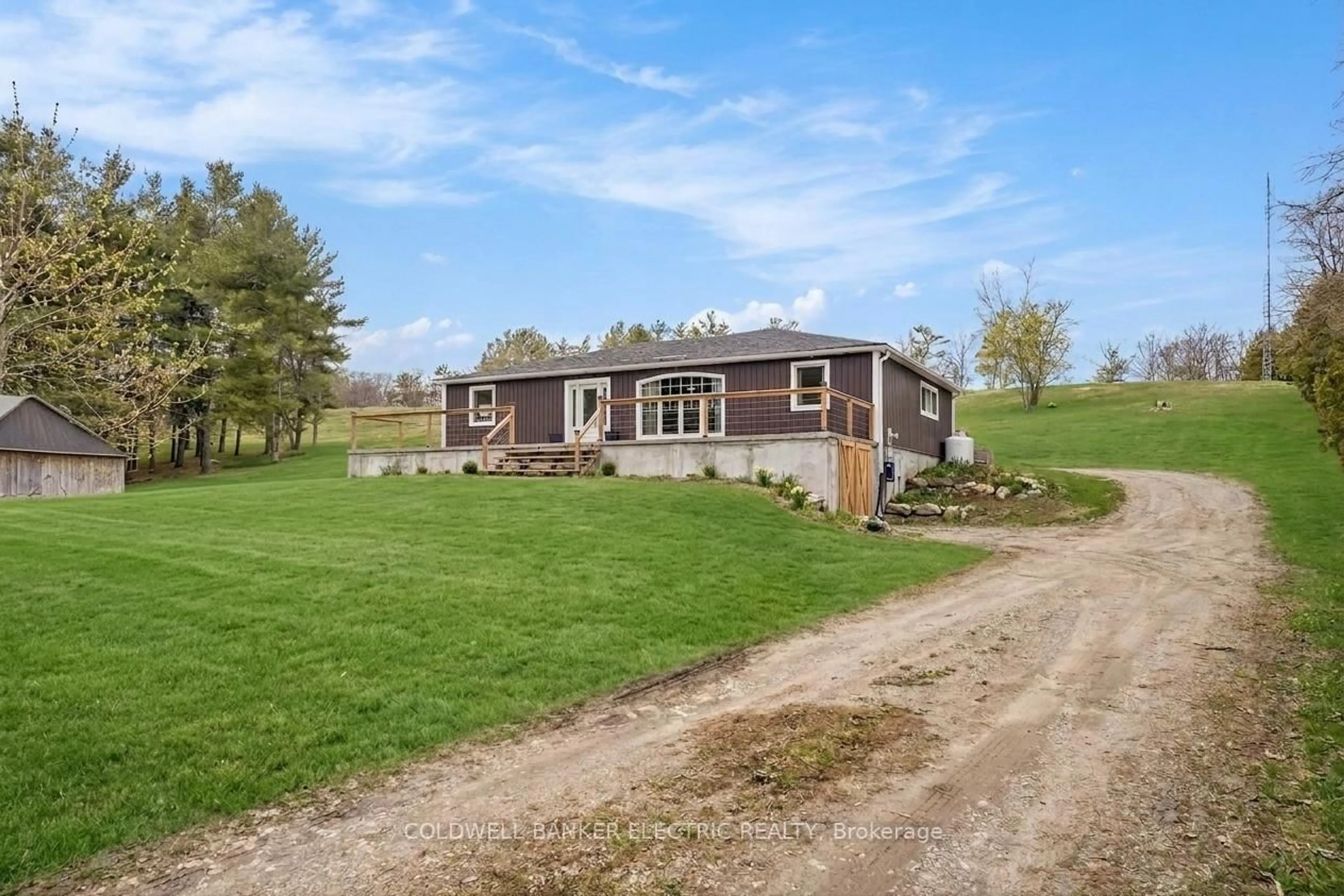 A pic from outside/outdoor area/front of a property/back of a property/a pic from drone, unknown for 5078 Oak Hills Rd, Hamilton Township Ontario K0L 1E0