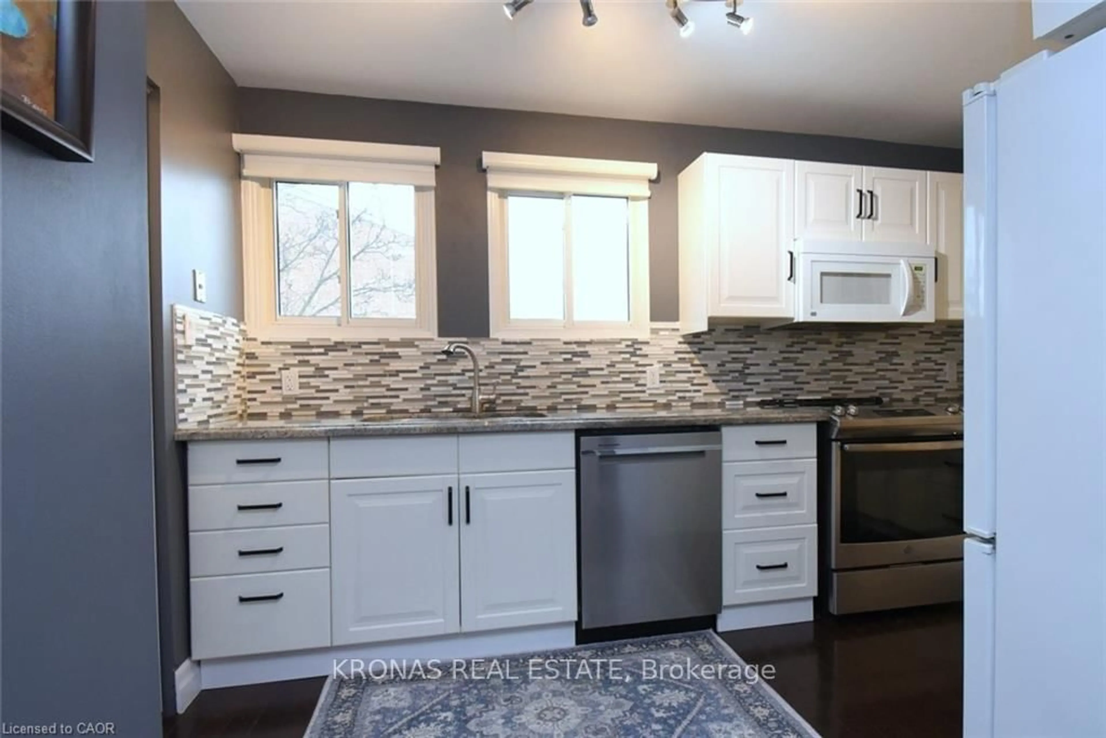 Open concept kitchen, unknown for 17 Patrice Crt, Hamilton Ontario L9H 5P4