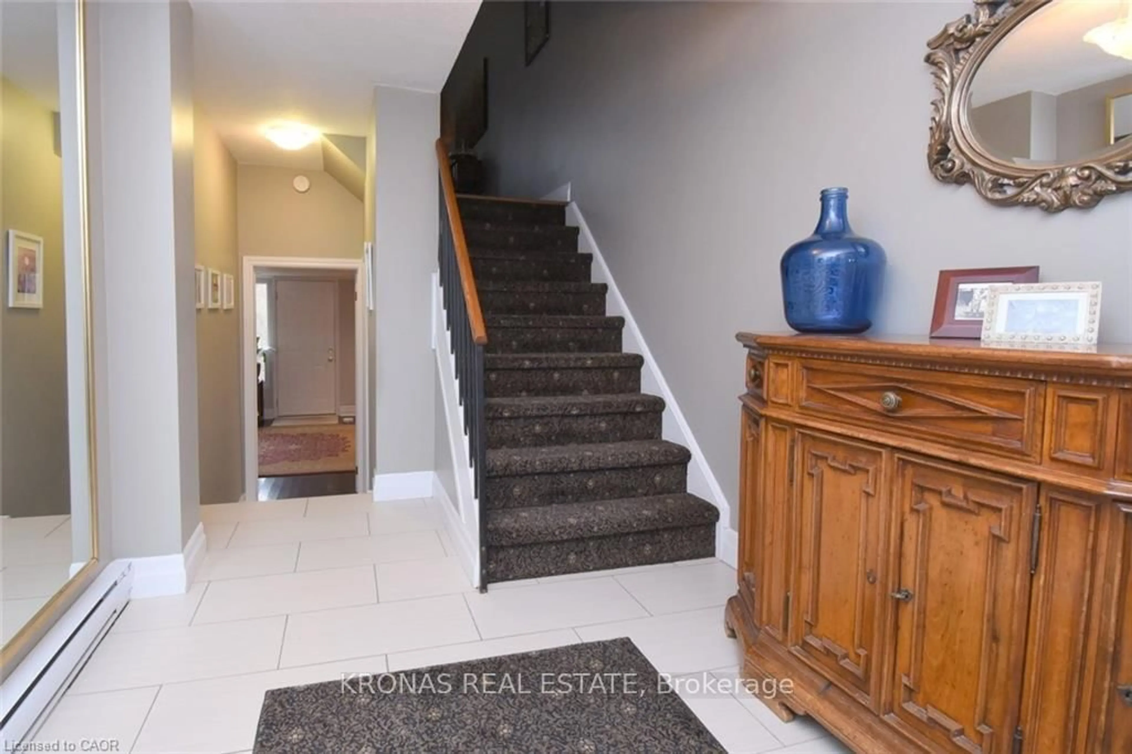 Indoor foyer for 17 Patrice Crt, Hamilton Ontario L9H 5P4