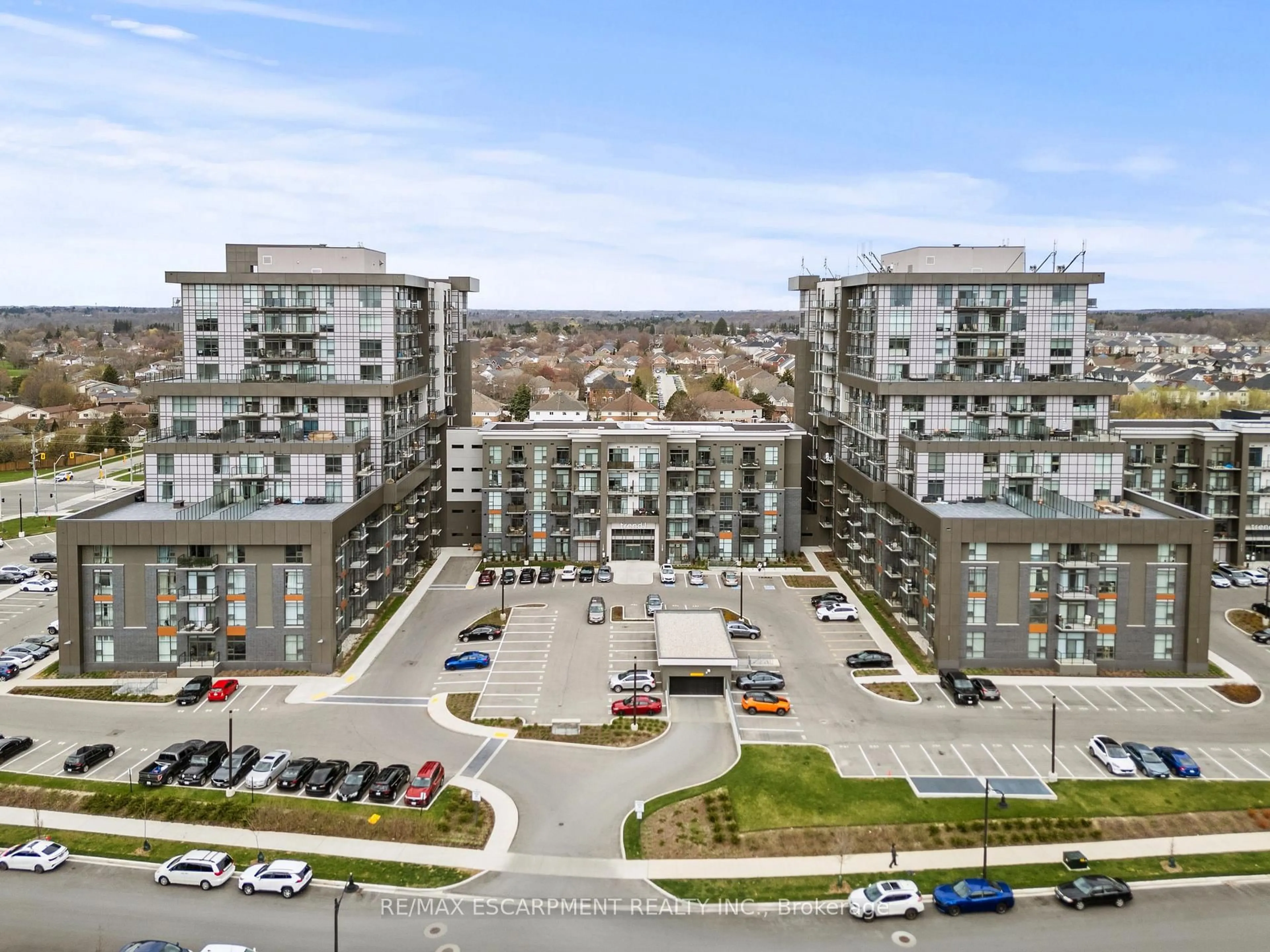 A pic from outside/outdoor area/front of a property/back of a property/a pic from drone, unknown for 450 Dundas St #706, Hamilton Ontario L8B 1Z2