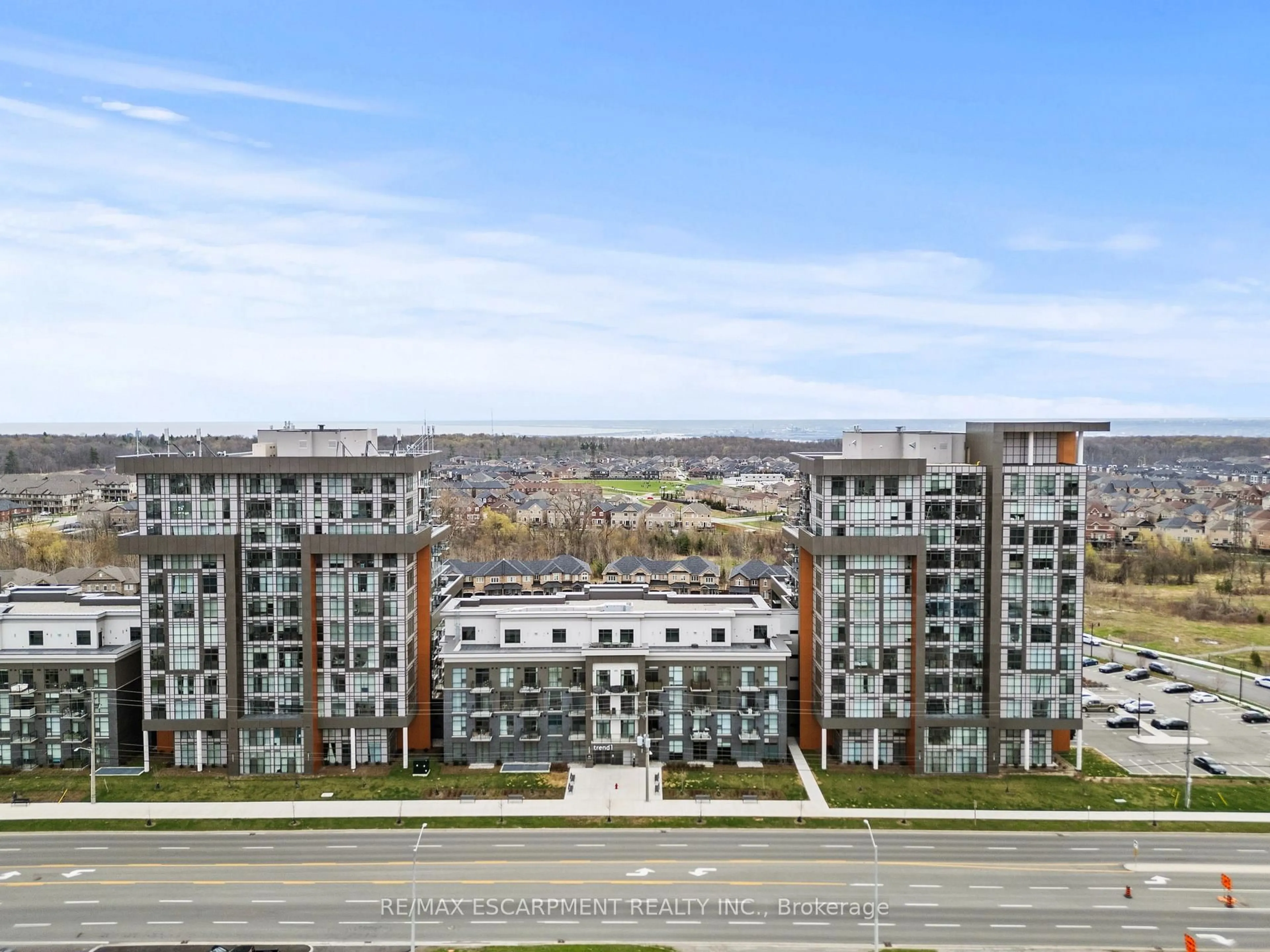 A pic from outside/outdoor area/front of a property/back of a property/a pic from drone, city buildings view from balcony for 450 Dundas St #706, Hamilton Ontario L8B 1Z2