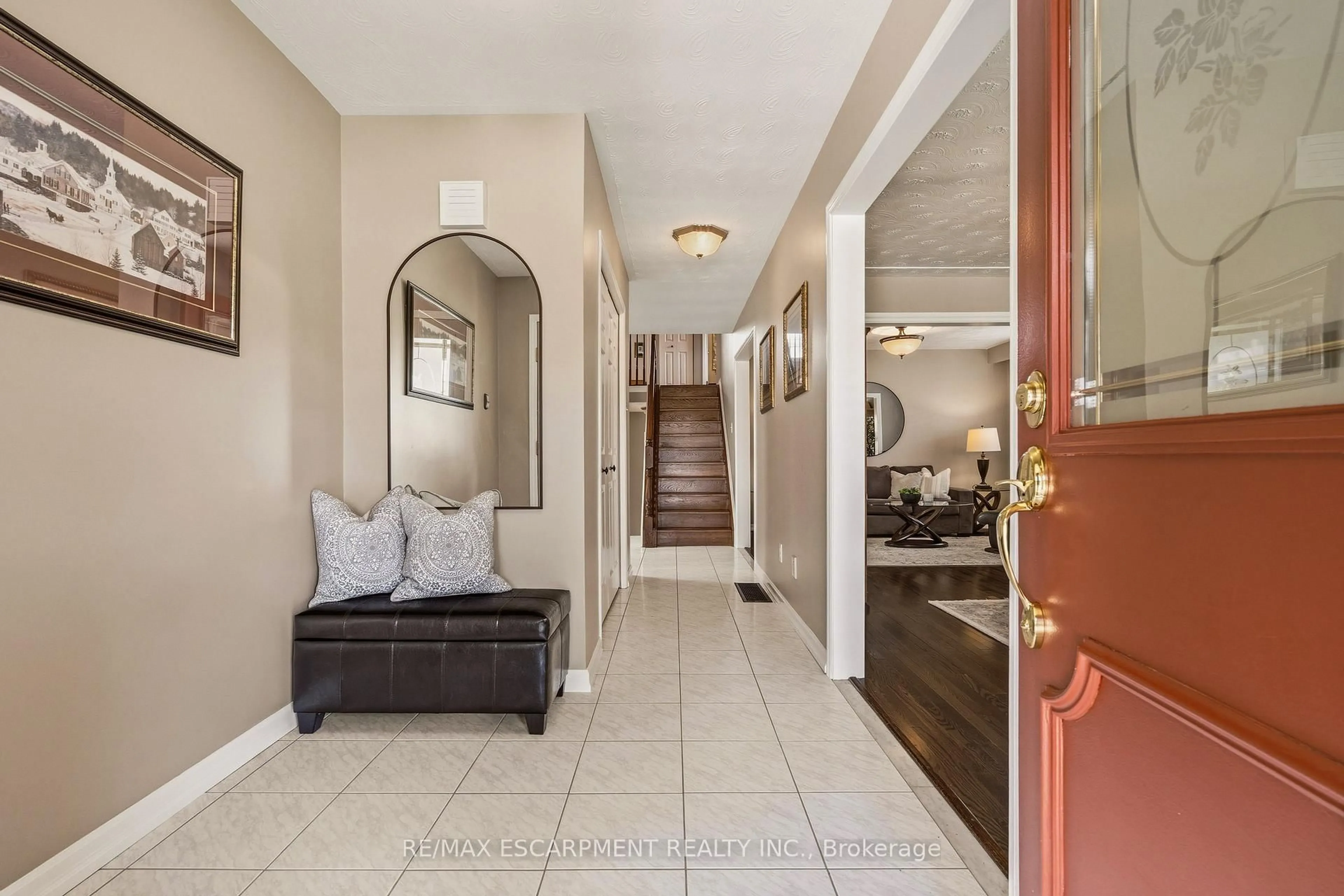 Indoor entryway for 263 Guildwood Dr, Hamilton Ontario L9C 6W7