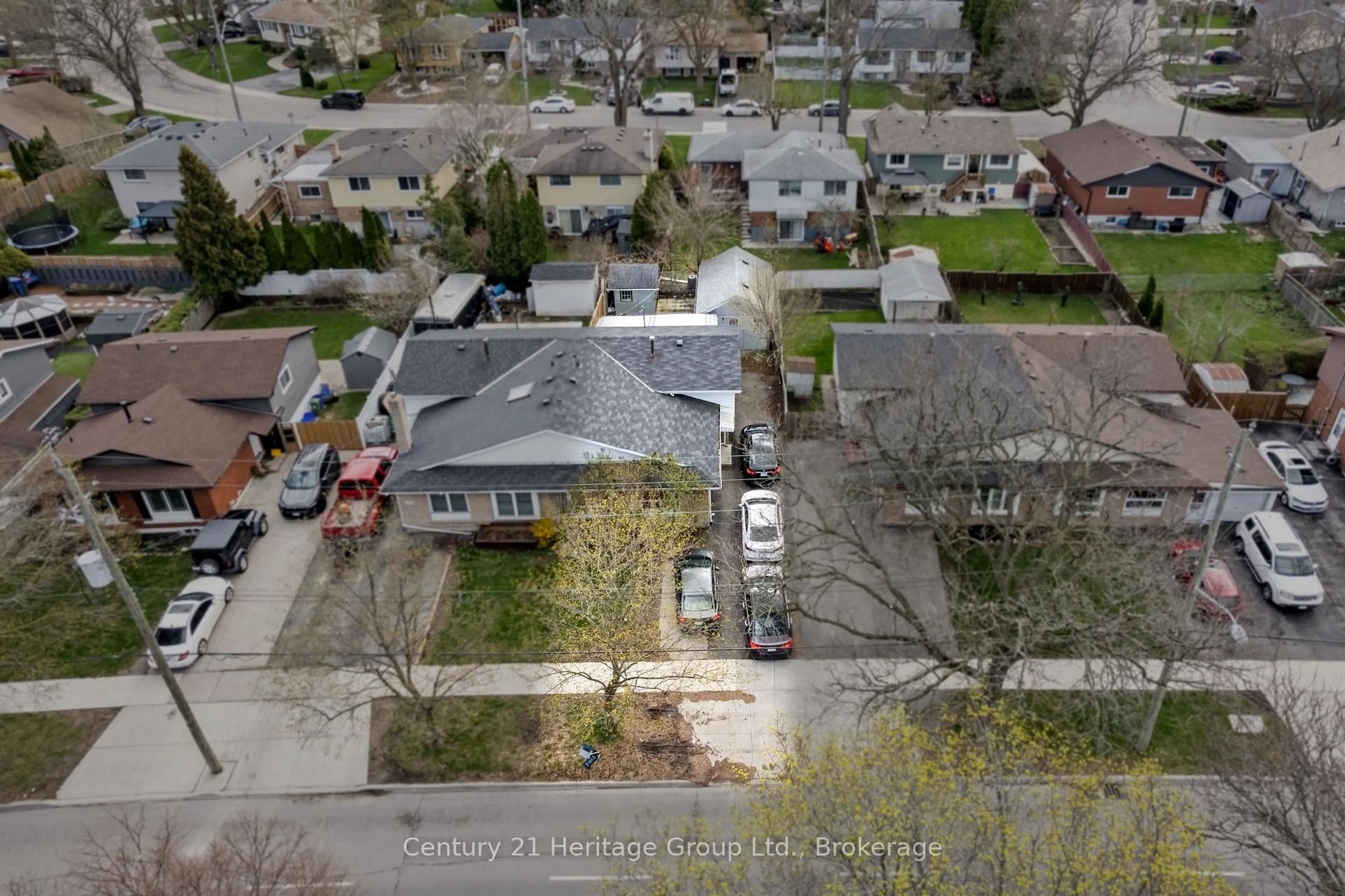 A pic from outside/outdoor area/front of a property/back of a property/a pic from drone, street for 566 Greenhill Ave, Hamilton Ontario L8K 5E8