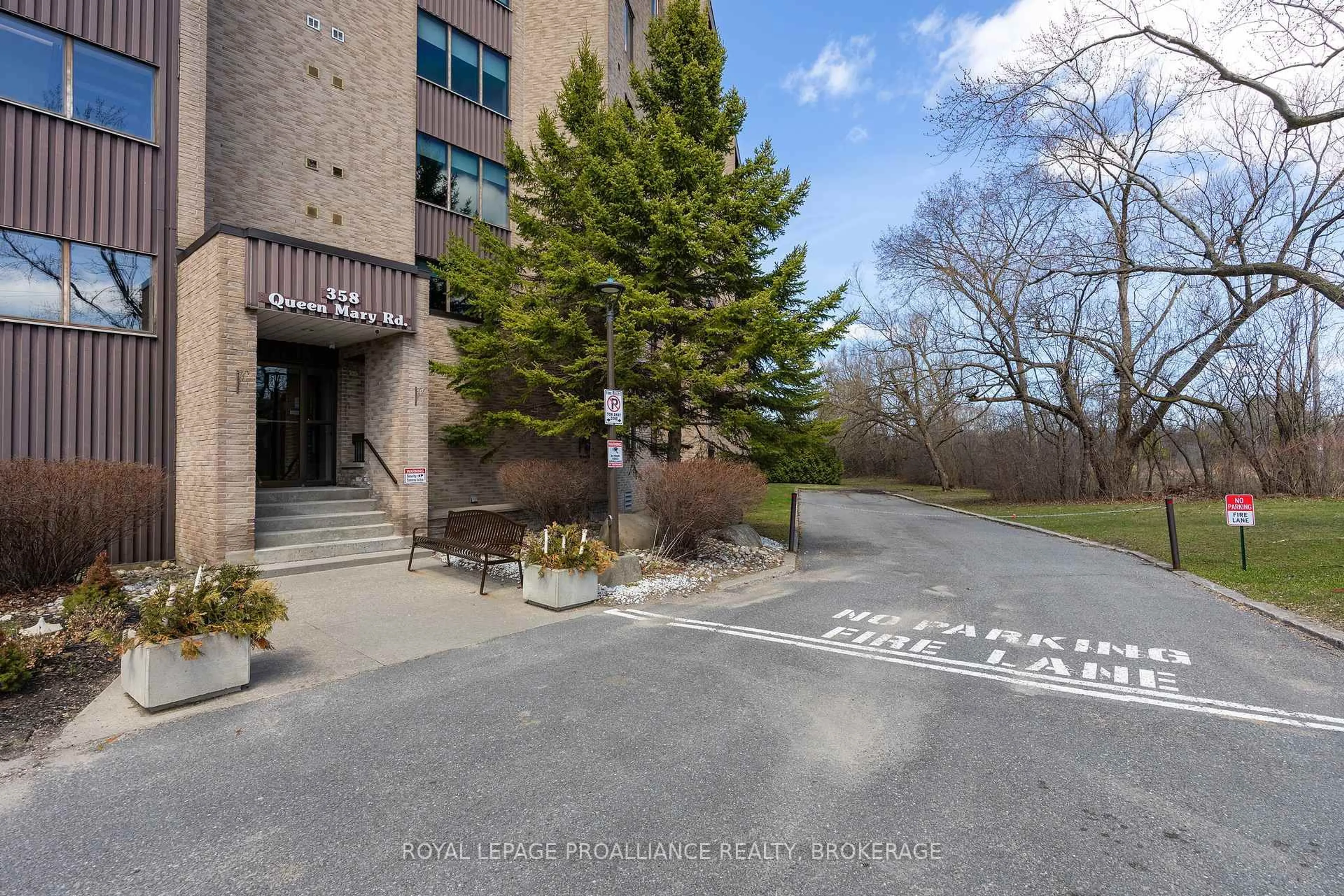 Indoor foyer for 358 Queen Mary Rd #214, Kingston Ontario K7M 7E8