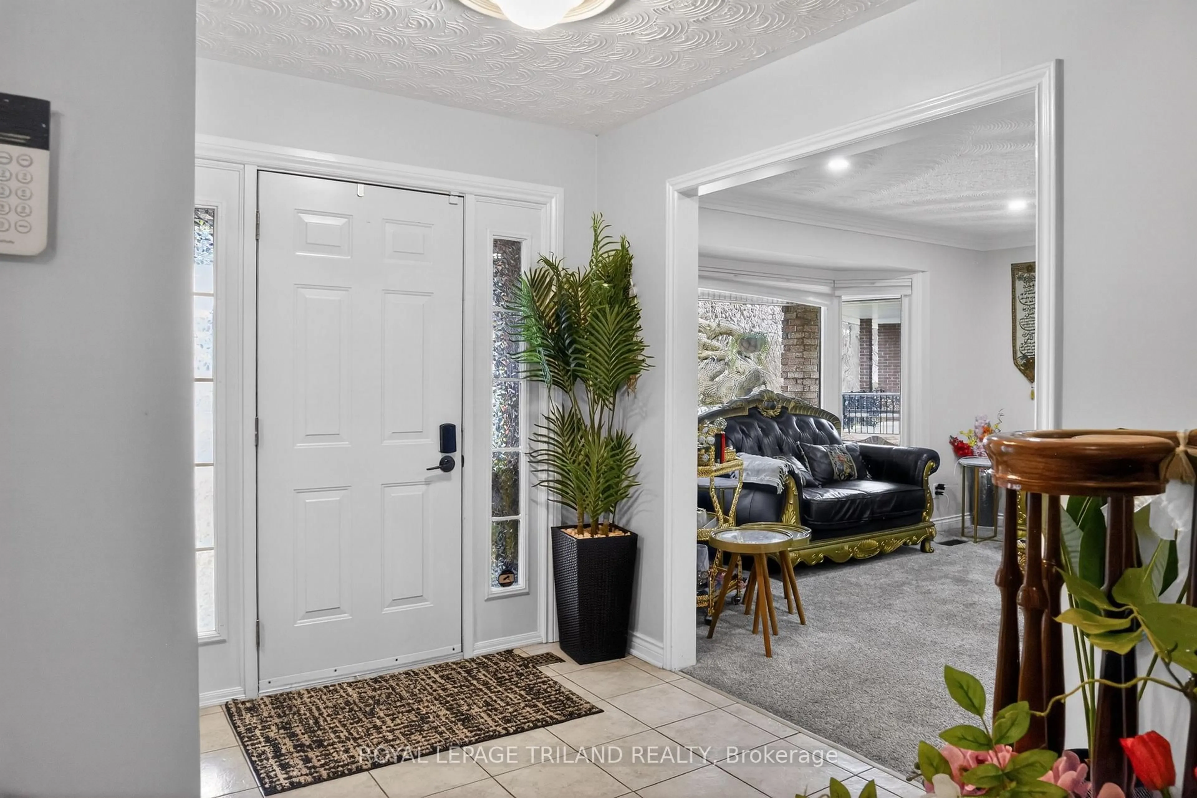 Indoor entryway for 112 Clarendon Cres, London South Ontario N5X 4N4