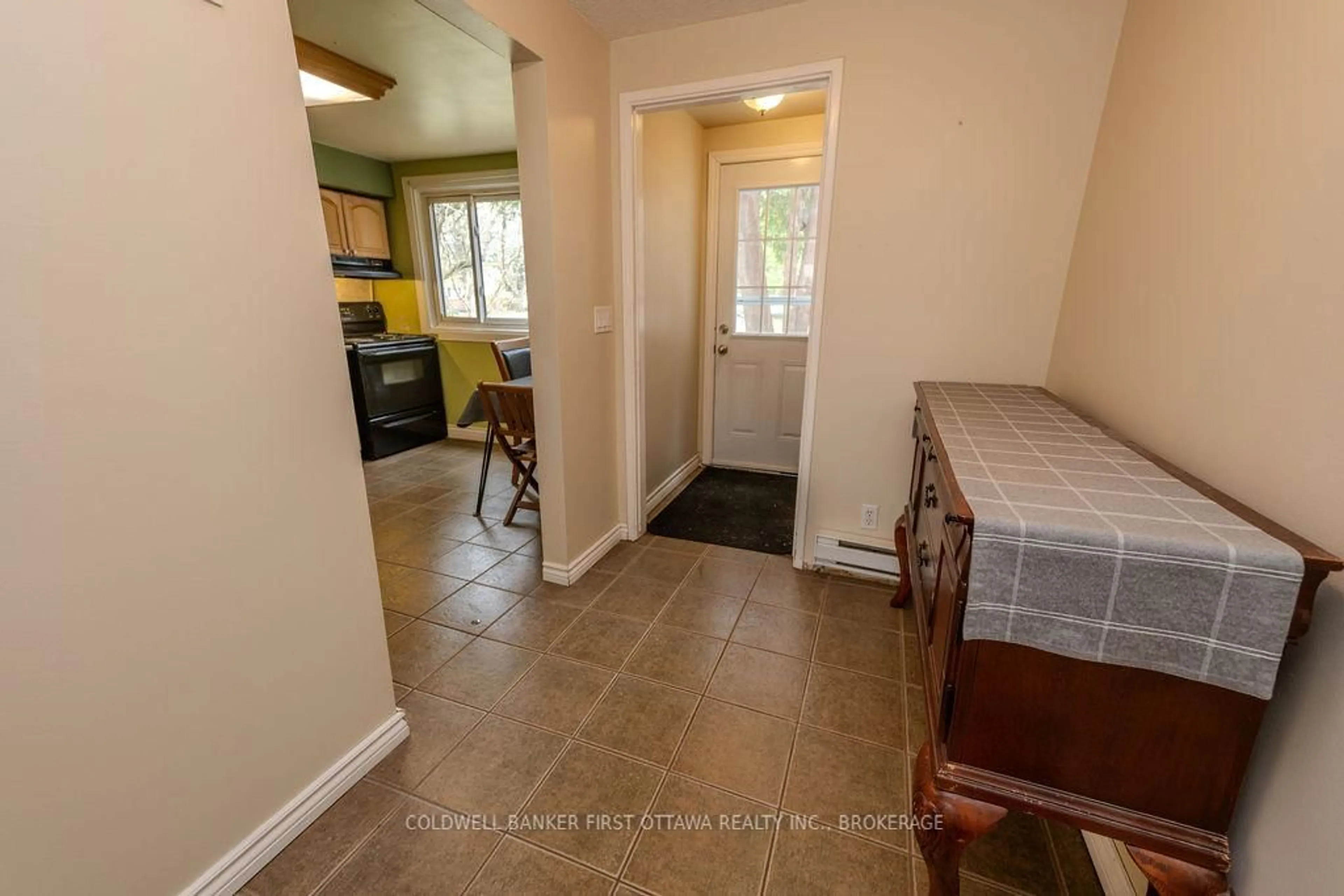 Indoor entryway for 258 Queen Mary Rd #36, Kingston Ontario K7M 2B2