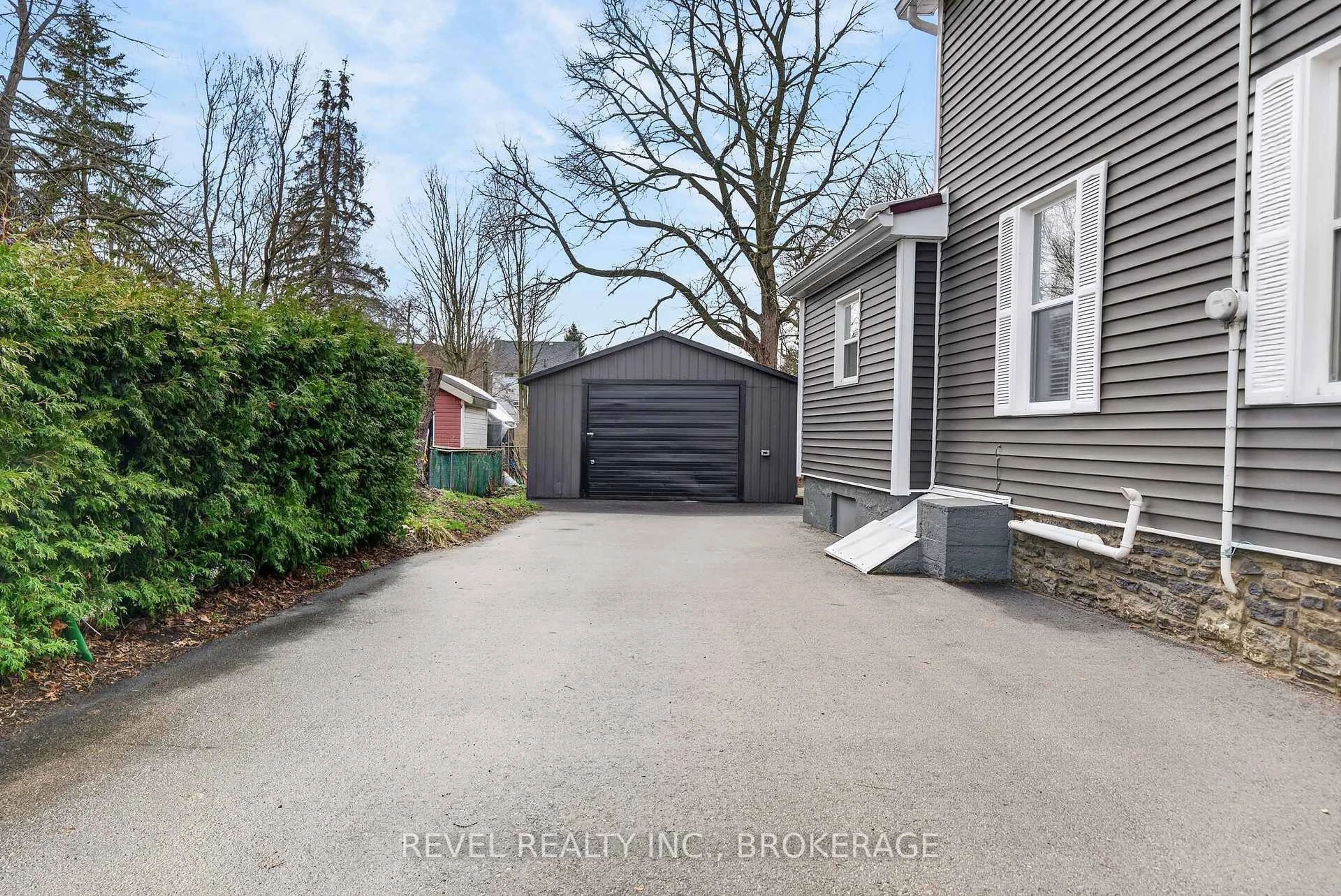 A pic from outside/outdoor area/front of a property/back of a property/a pic from drone, street for 38 Bennett St, Brockville Ontario K6V 2V8