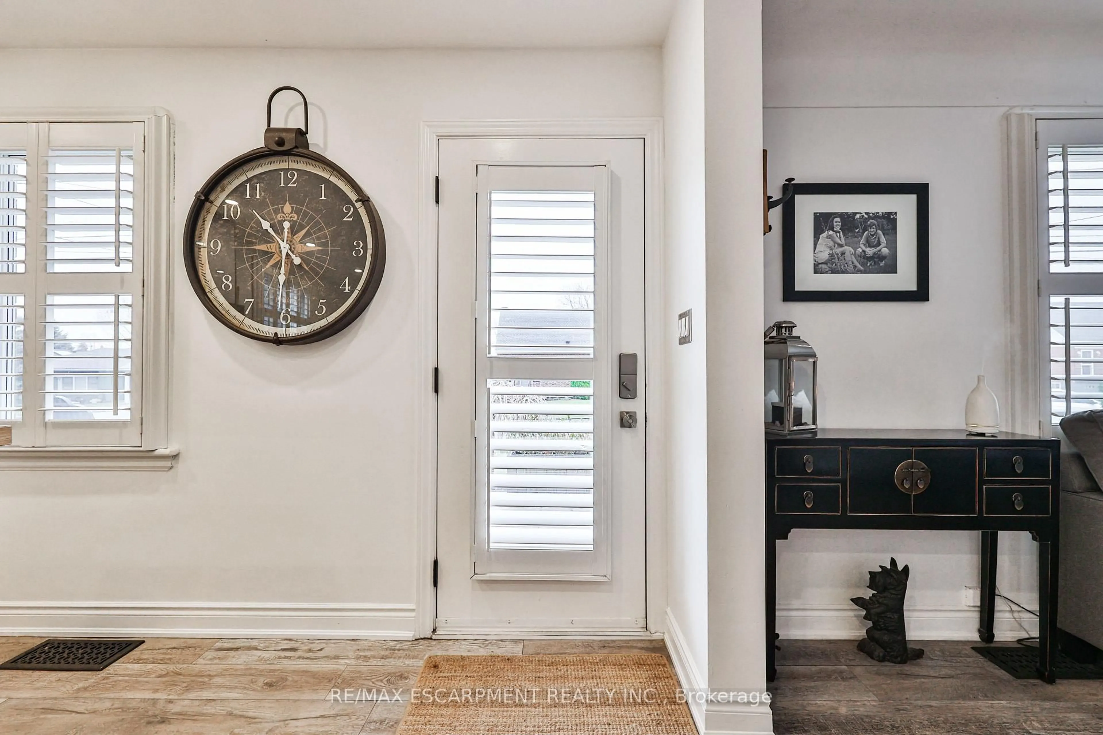 Indoor entryway for 60 Galbraith Dr, Hamilton Ontario L8G 1Z9