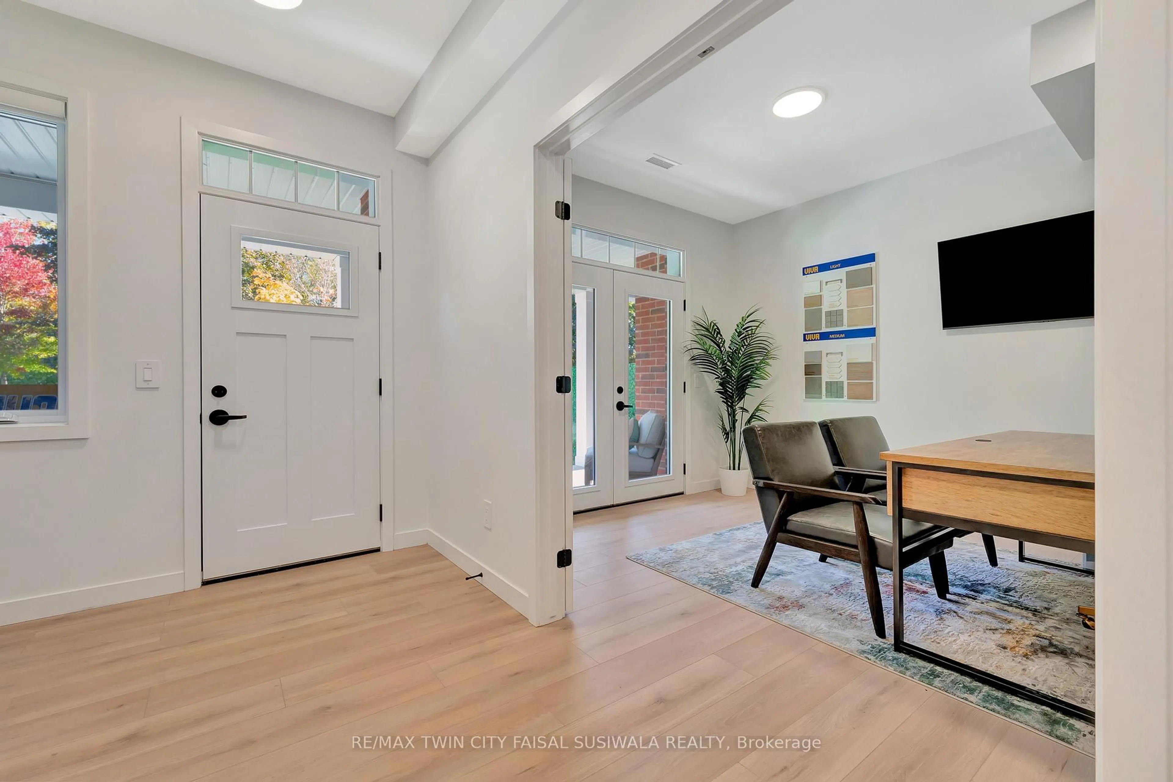 Indoor entryway for 33 MILL St, Kitchener Ontario N2G 0G6